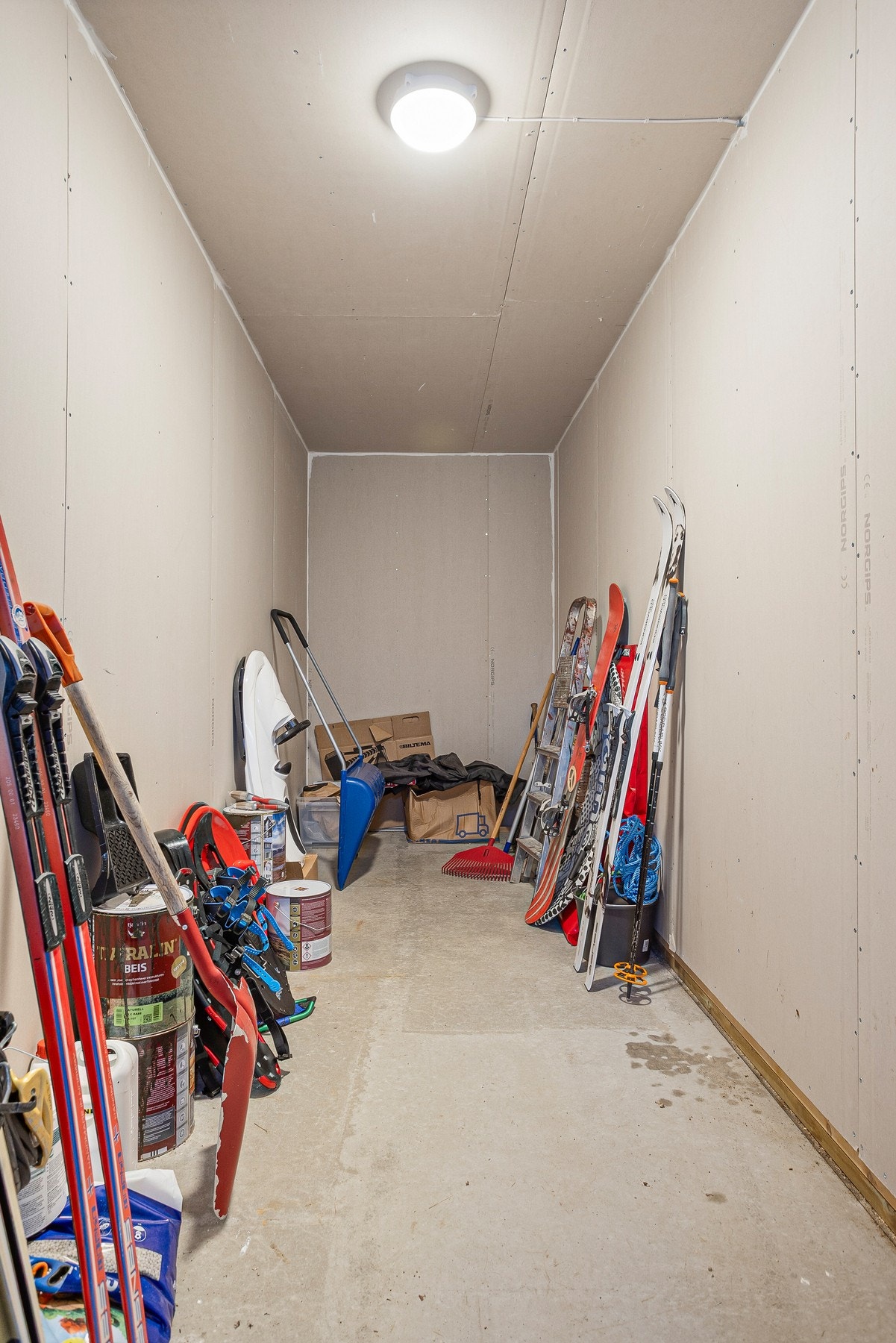 Separat sporsbod vedsiden av garasje Galleribilde