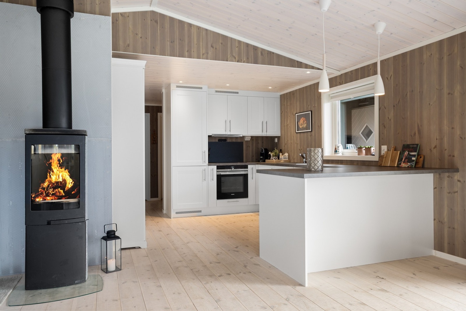 Lekkert kjøkken med kjøkkenøy ut mot spiseplassen Galleribilde