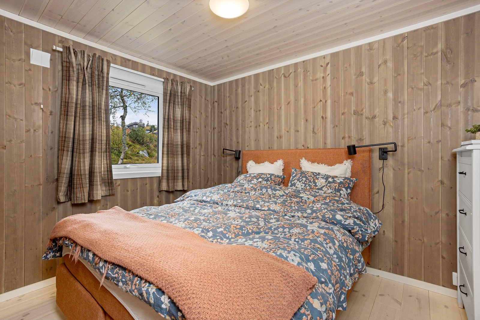 Hytta har 3 lune soverom med 8 sengeplasser. Panel på vegg og tregulv på gulv. Hovedsoverommet er innredet med dobbeltseng og kommode Galleribilde