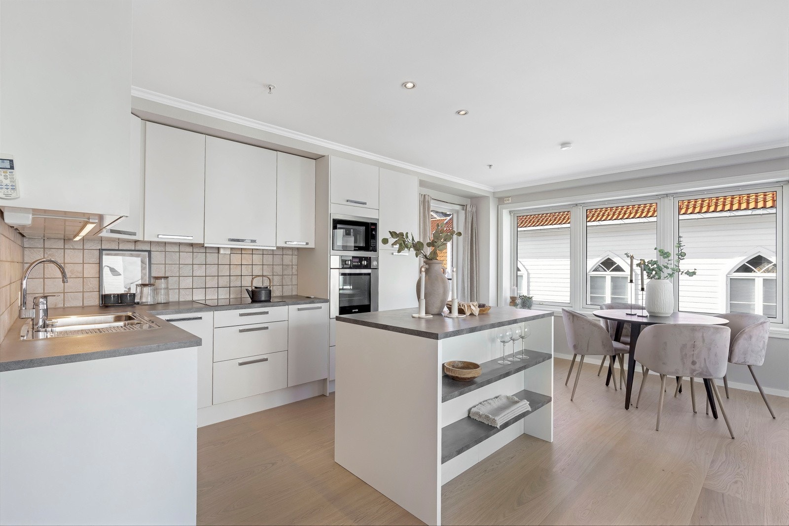 Kjøkkenøyen gir fine muligheter for sosialisering til hverdags og fest. Samtidig kan den også fungere som en kobling mellom kjøkken og spisestue, da den åpner opp ut i rommet og skaper den naturlige overgangen. Galleribilde