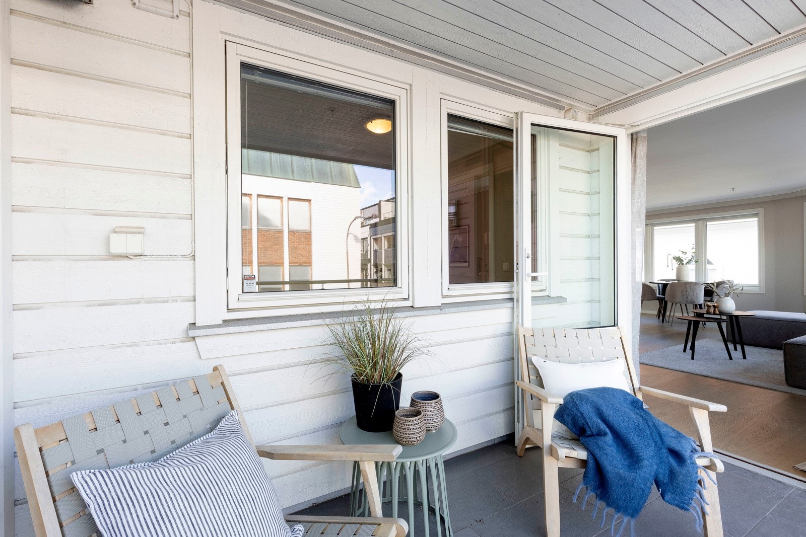 Med to deilige balkonger kan du nyte solen både tidlig på dagen og utover ettermiddagen og kvelden. Galleribilde