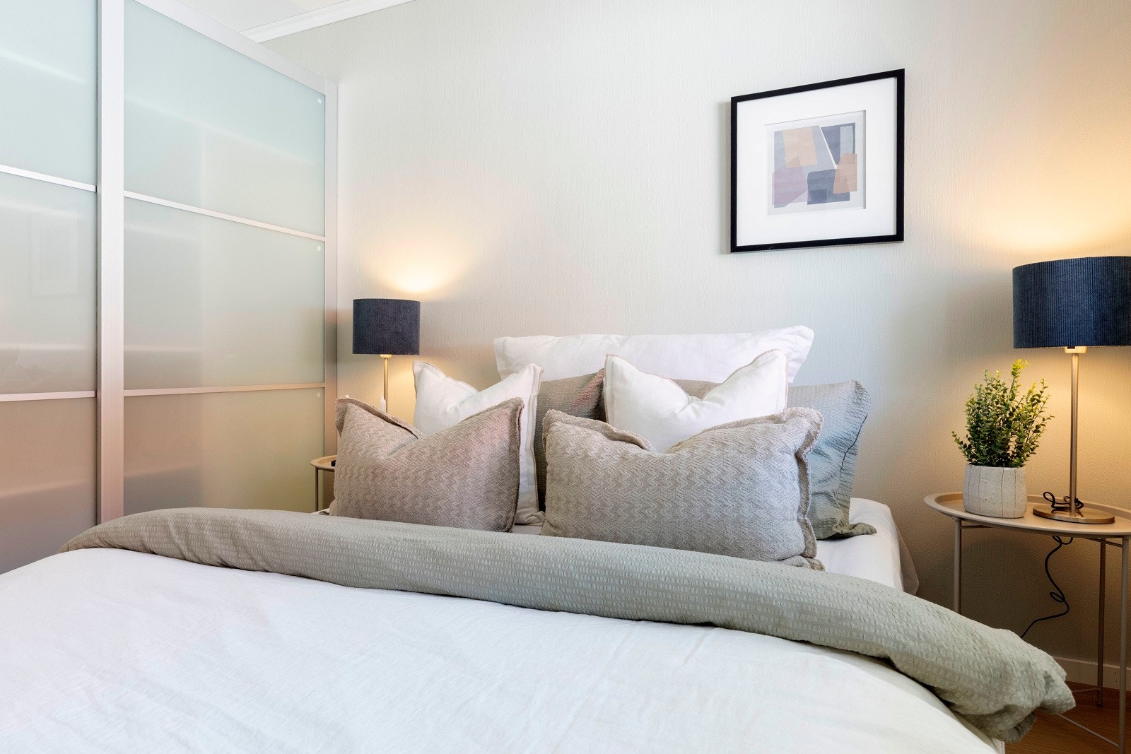 Godt med plass i skyvedørsgarderobe Galleribilde