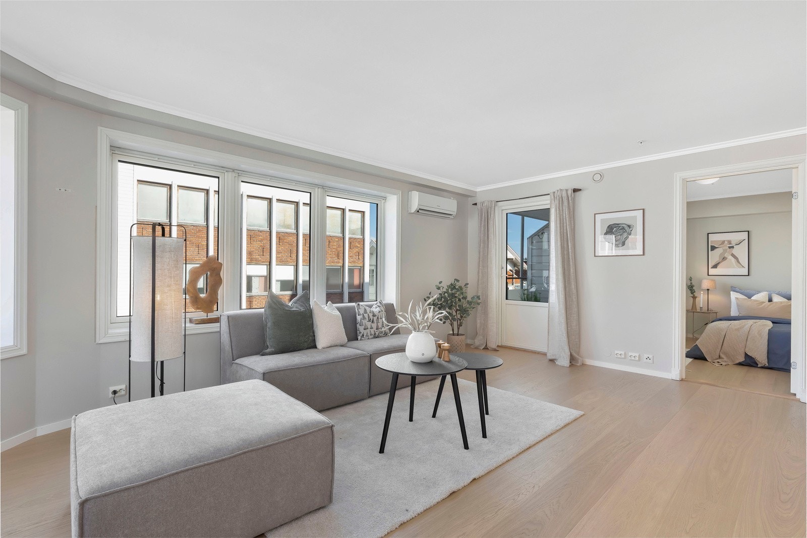 Stuen har god plass for møblering av både sofagruppe og spisestue. Galleribilde