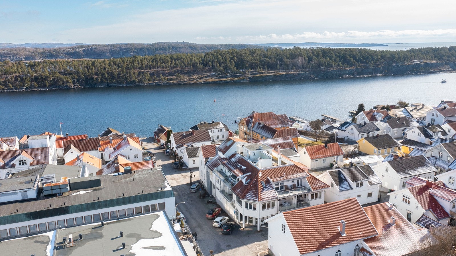 Velkommen til en flott og attraktiv leilighet med sentrumsnær beliggenhet i vakre Langesund! Her bor du i maritime og idylliske omgivelser ved Langesundsundet, med kort vei til alt det en sjarmerende sørlandsby har å by på. Galleribilde