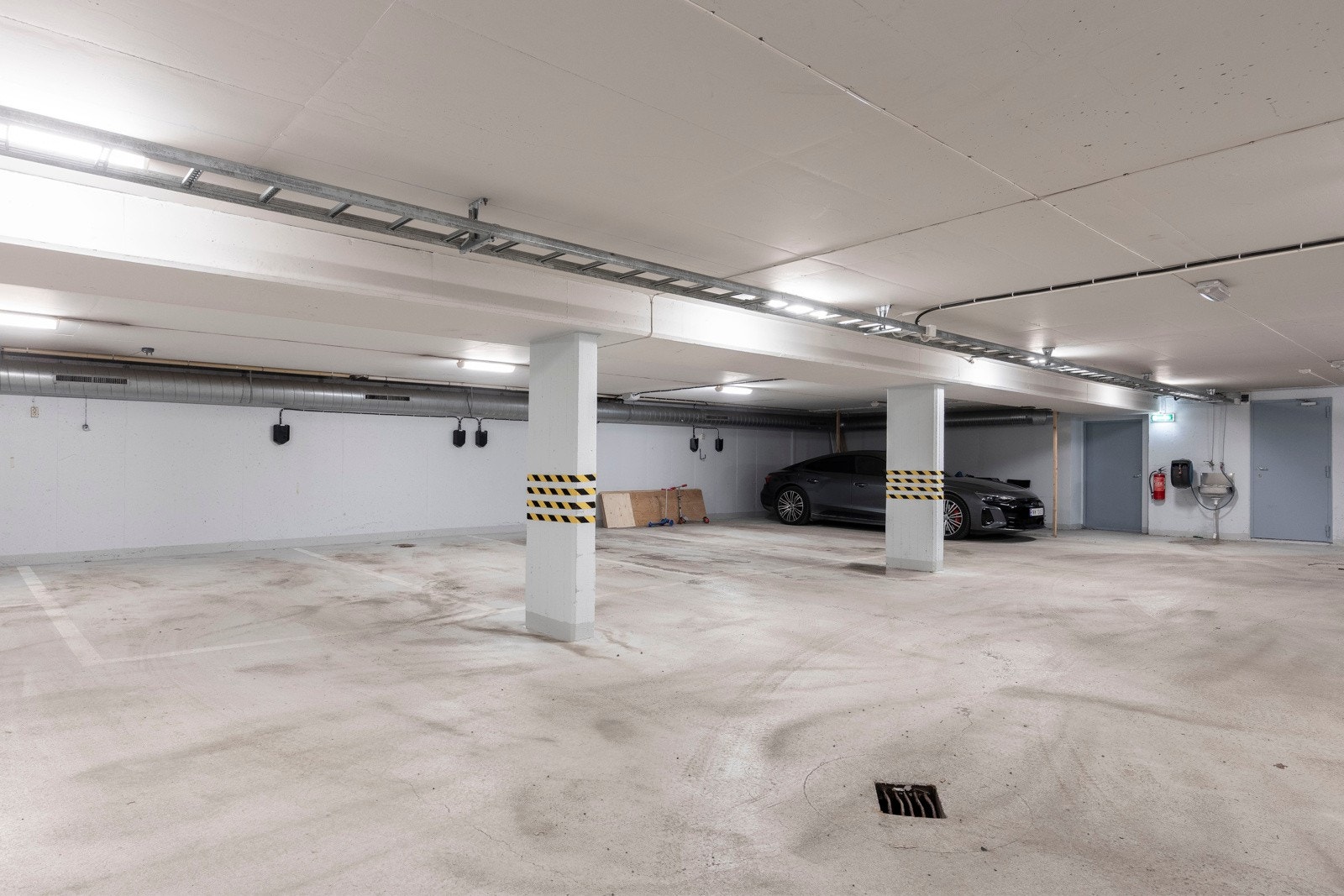 Heisadkomst og egen parkeringsplass i felles garasjeanlegg gir ekstra komfort og bekvemmelighet. Galleribilde