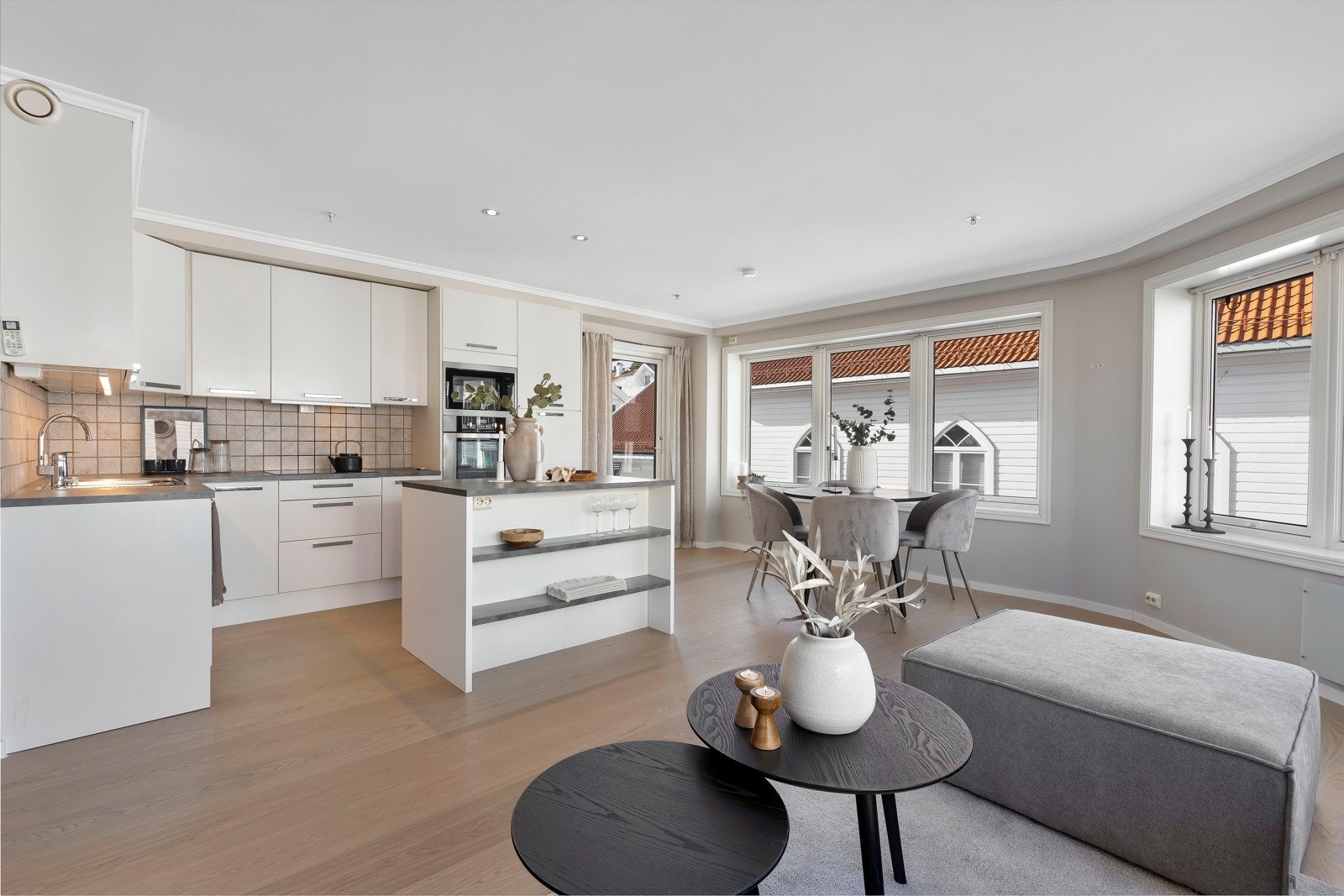 Godt med skap- og benkeplass. Fliser over benkeskap. Integrerte hvitevarer. Galleribilde