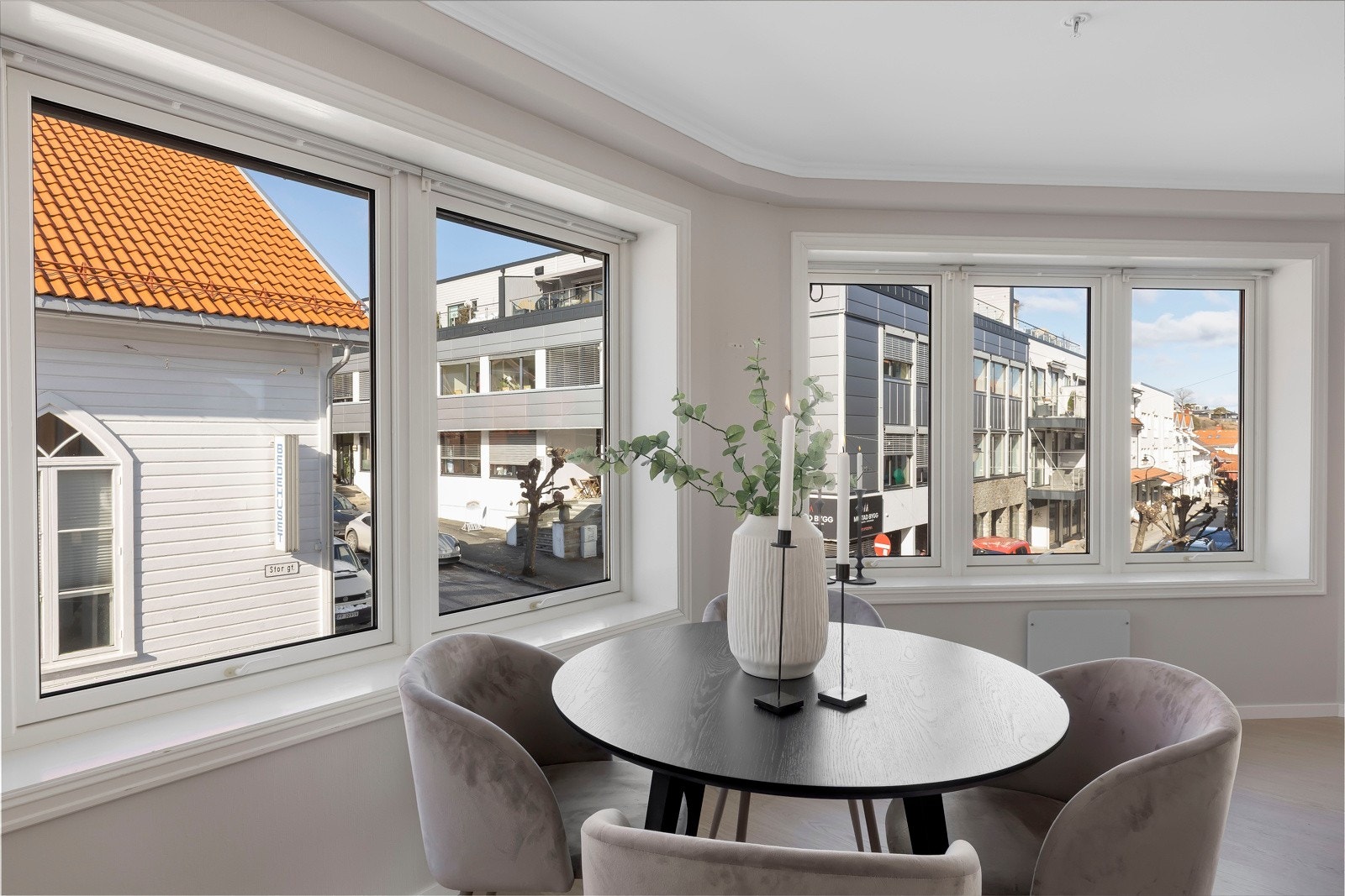 Store vindusflater gir rikelig med naturlig lys, mens tidsriktige farger og moderne løsninger skaper en lun og innbydende atmosfære Galleribilde