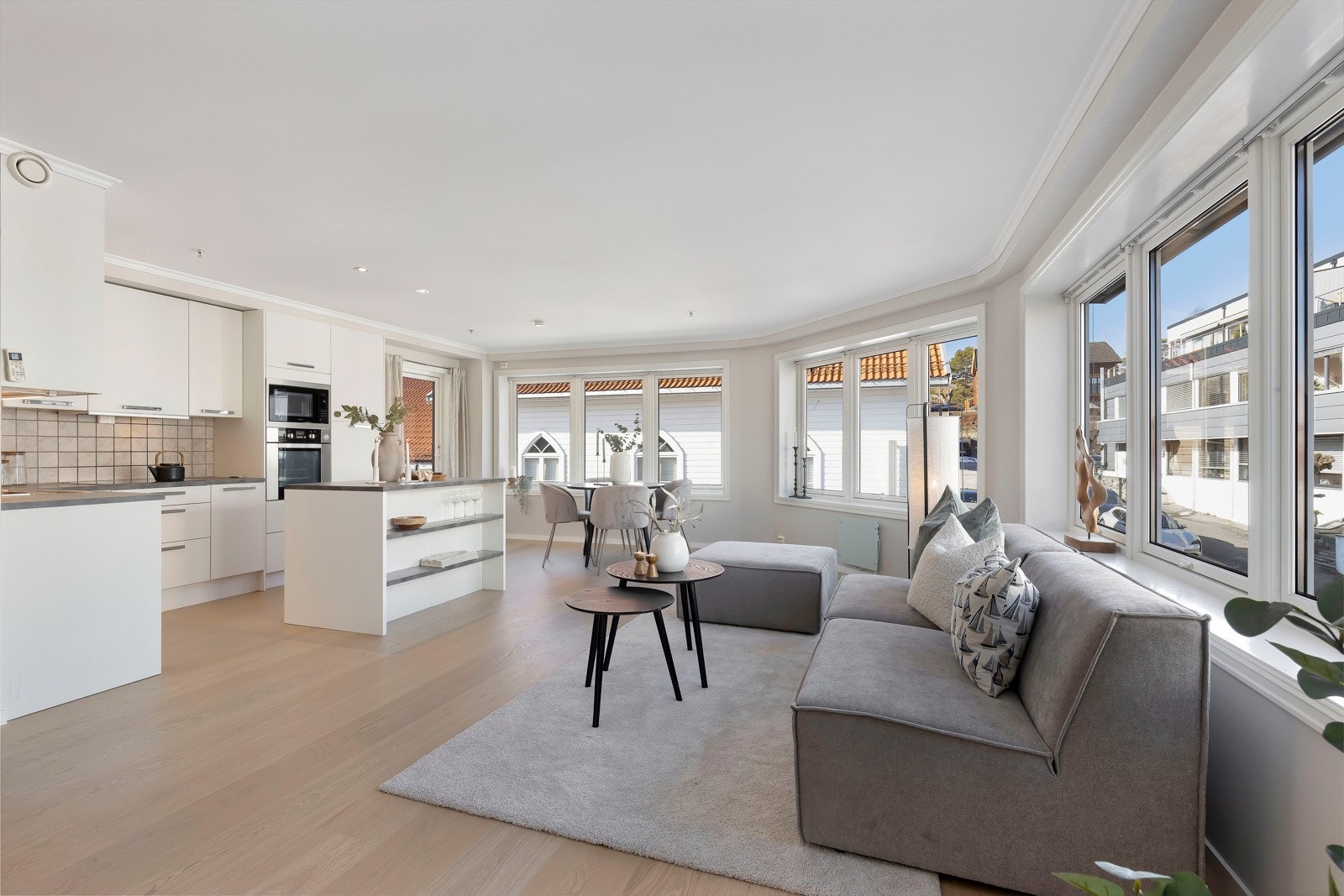 Stue/kjøkken i åpen løsning med trivelig kjøkken som er skapt for trivsel og stor matglede for store og små. Galleribilde