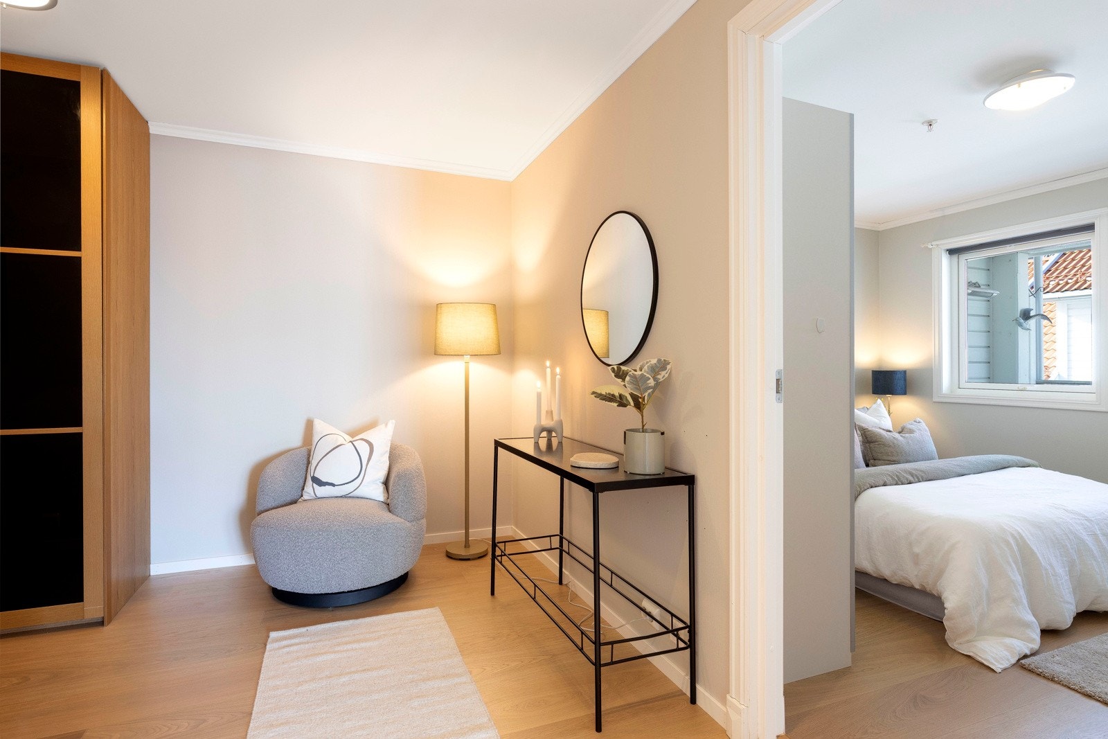 Leiligheten holder en gjennomgående god standard og har en funksjonell planløsning med romslig hall, åpen stue- og kjøkkenløsning, to gode soverom og et pent bad. Galleribilde