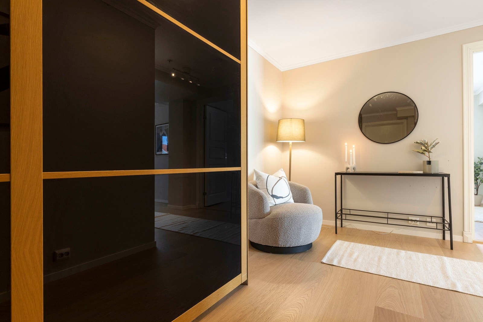 Lyst og trivelig vindfang som ønsker deg velkommen inn, og er utstyrt med skyvedørsgarderobe med god plass for sko og yttertøy. Galleribilde