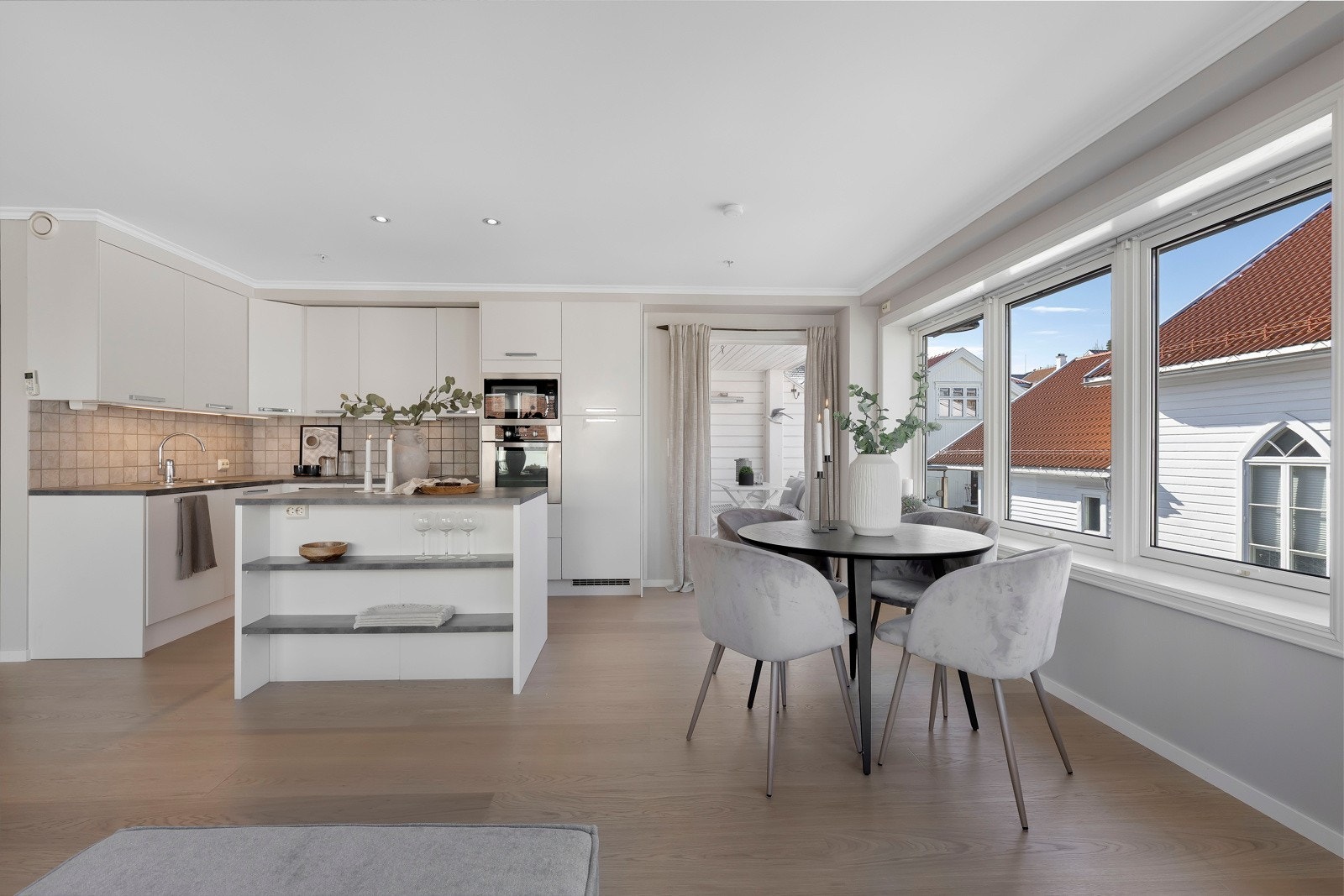 De store vindusflatene gir godt med dagslys. Lys og trivelig stue med utgang til 2 balkonger. Galleribilde