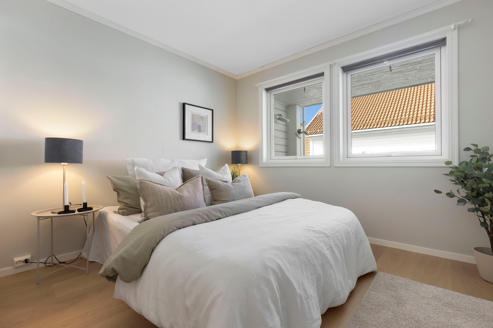 Nydelig master bedroom med god plass til dobbeltseng, samt skyvedørsgarderobe. Galleribilde