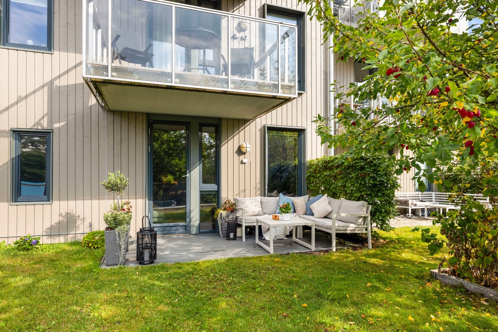 Fra stuen er det utgang til en solrik markterrasse på ca. 8 kvm, belagt med tregulv. Galleribilde