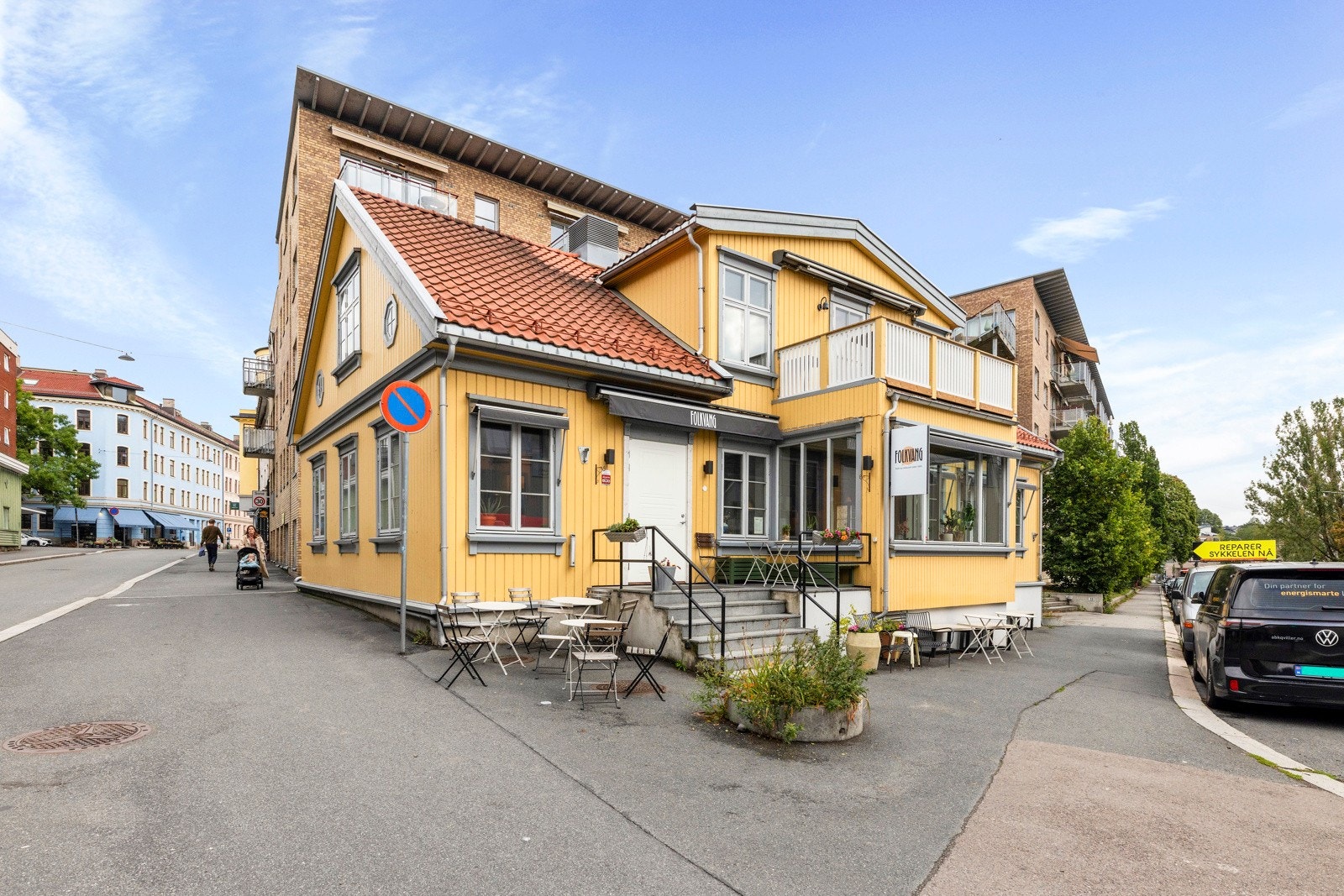 Rett rundt hjørnet finner du et bredt utvalg av hyggelige kafeer og spisesteder som Kaffebrenneriet, Sagene Lunsjbar, Tiffanys, Bamboo, Tandoori Hut, Jungel Pizza og den sjarmerende Sagene Bokhandel. Galleribilde