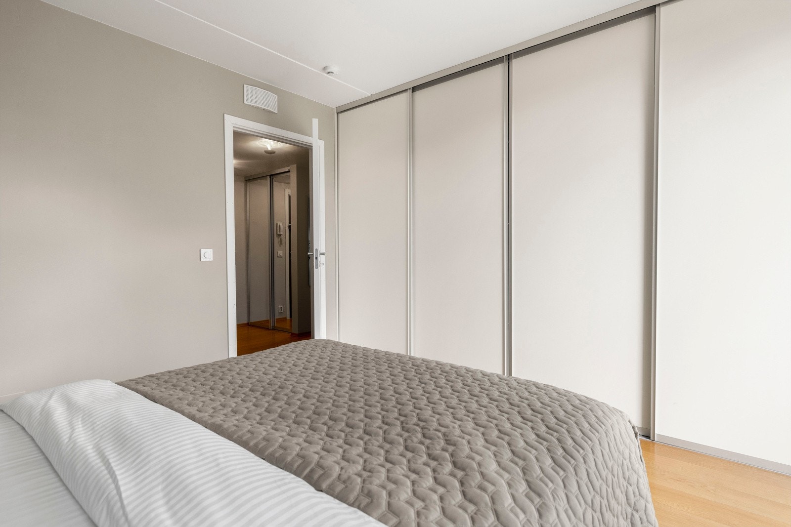 Rommet har store garderobeskap som gir rikelig oppbevaringsplass. Galleribilde