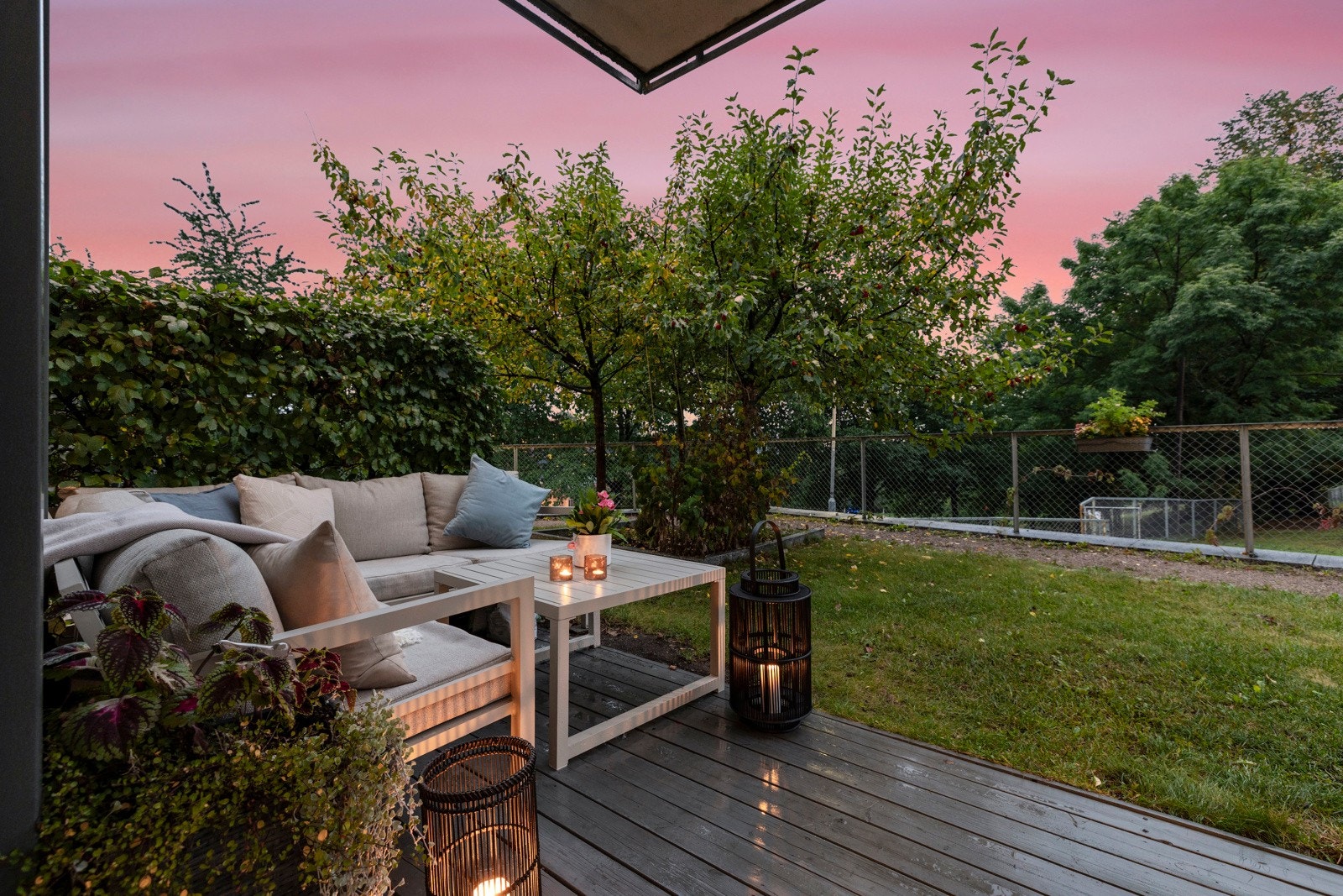 Det er en glede å ønske velkommen til Arendalsgata 5, en leilighet som hører sjeldenhetene til! Her får du rekkehusfølelsen i en moderne og særdeles lekker bolig. Galleribilde