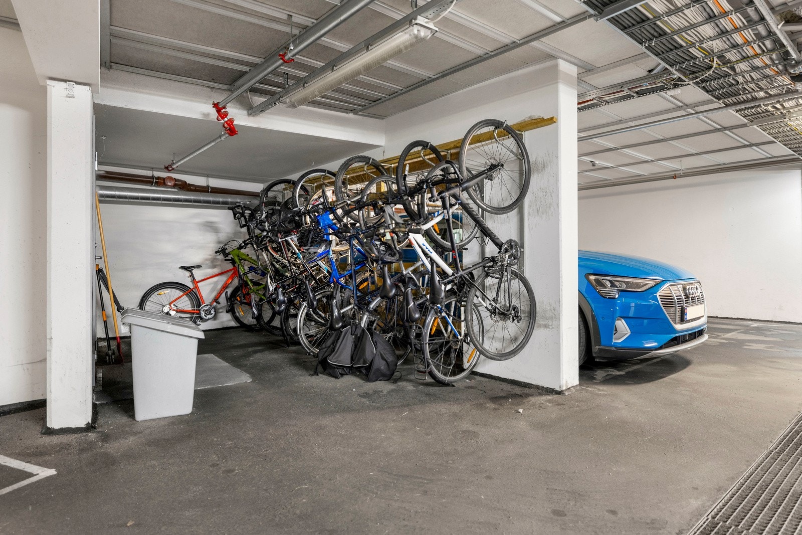 Det et rikelig med sykkelparkering i garasjen. Galleribilde