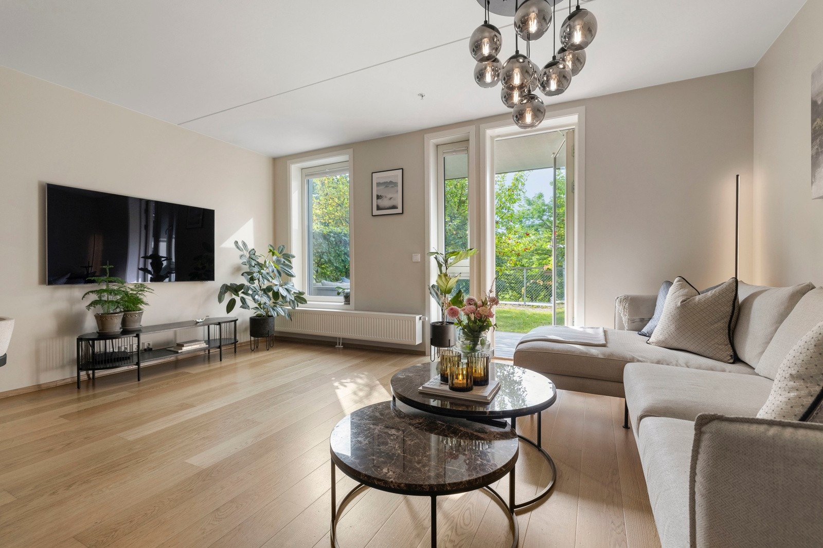 Her er det god plass til både sofagruppe og TV-løsning, samtidig som det er naturlig plassering for en spisestue tilknyttet kjøkkenet. Galleribilde