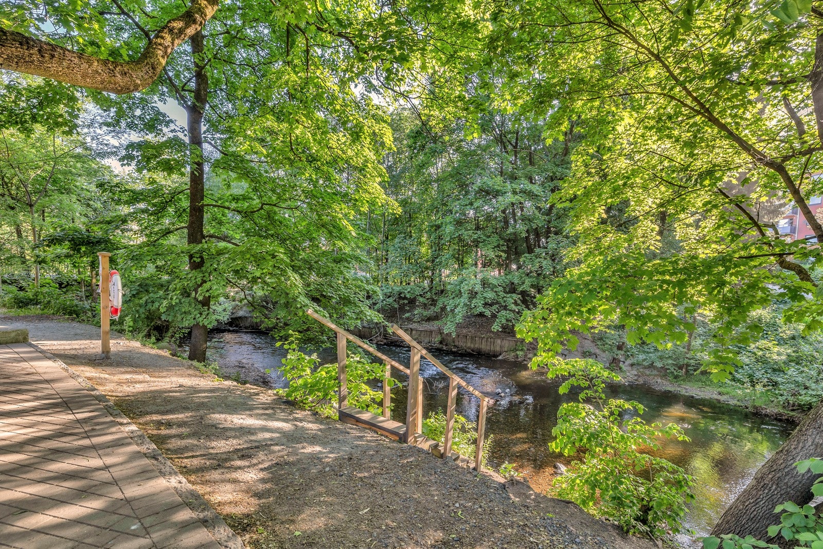Leiligheten ligger med idylliske Myraløkka og Akerselva som nærmeste nabo, perfekte steder for både avslapning og aktivitet. Området byr på et rikt utvalg av grønne lunger som Sageneparken, Bjølsenparken, Torshovparken og Voldsløkka. Galleribilde