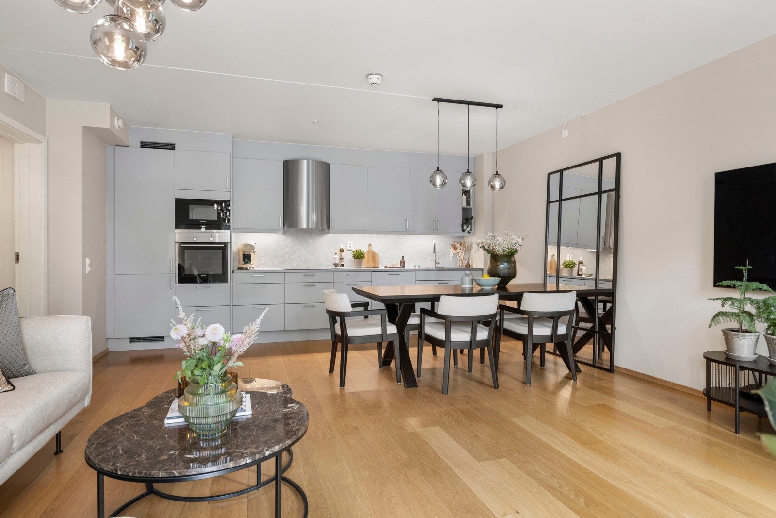 Det er plass for en større spisegruppe hvor venner og familie kan samles til hyggelige lag. Galleribilde