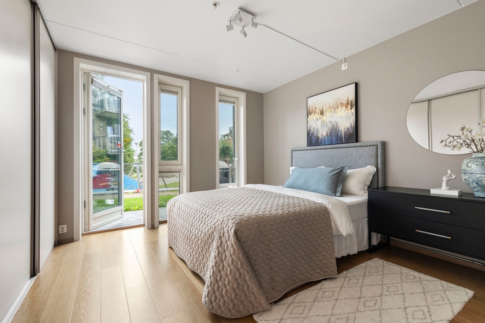 Hovedsoverommet er lyst og romslig med plass til dobbeltseng med tilhørende nattbord. Galleribilde