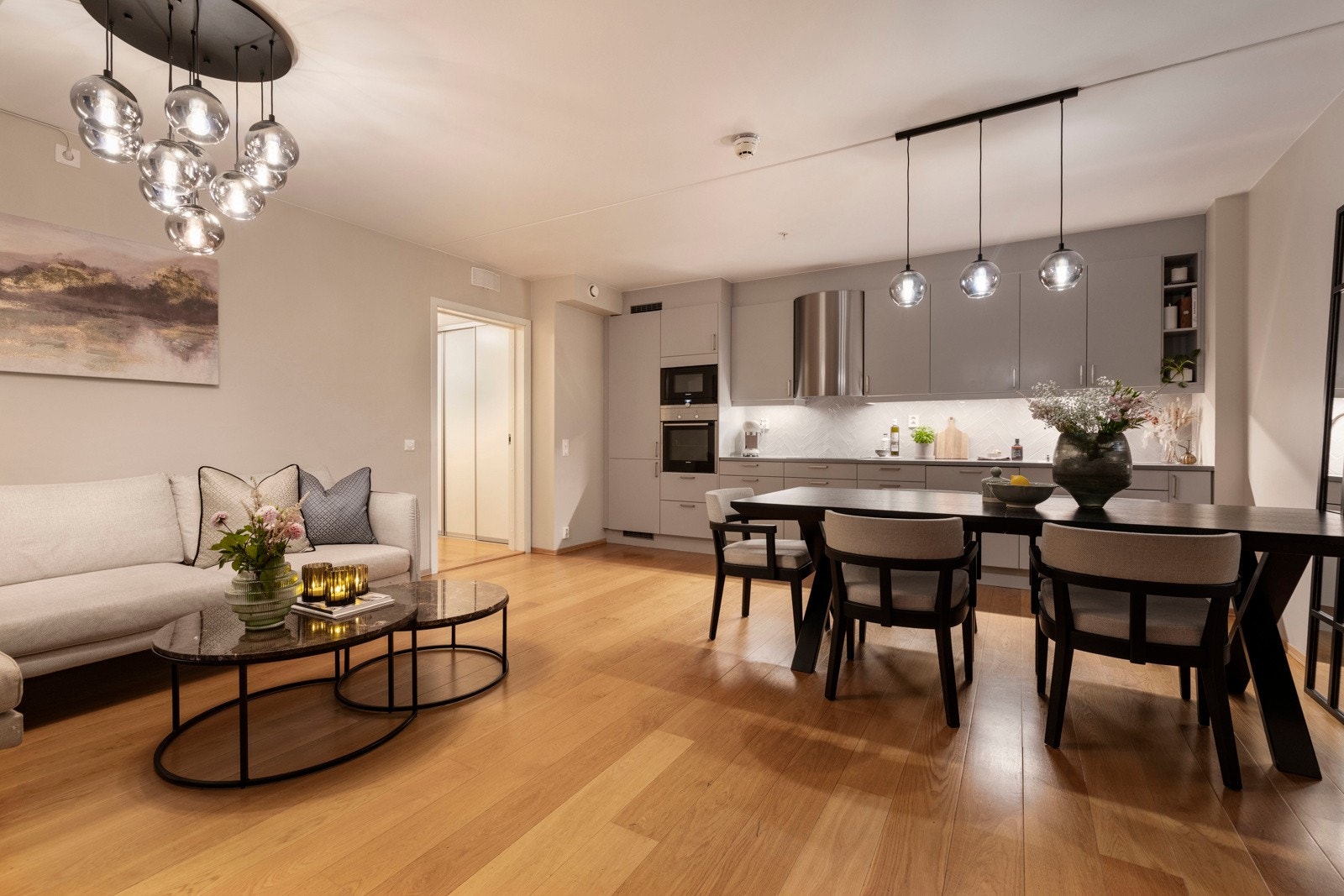 Boligen byr på store vindusflater som slipper inn rikelig med lys, enstavs eikeparkett på gulvene, samt vegger og tak med malte flater som gir en tidløs og lun atmosfære. Galleribilde