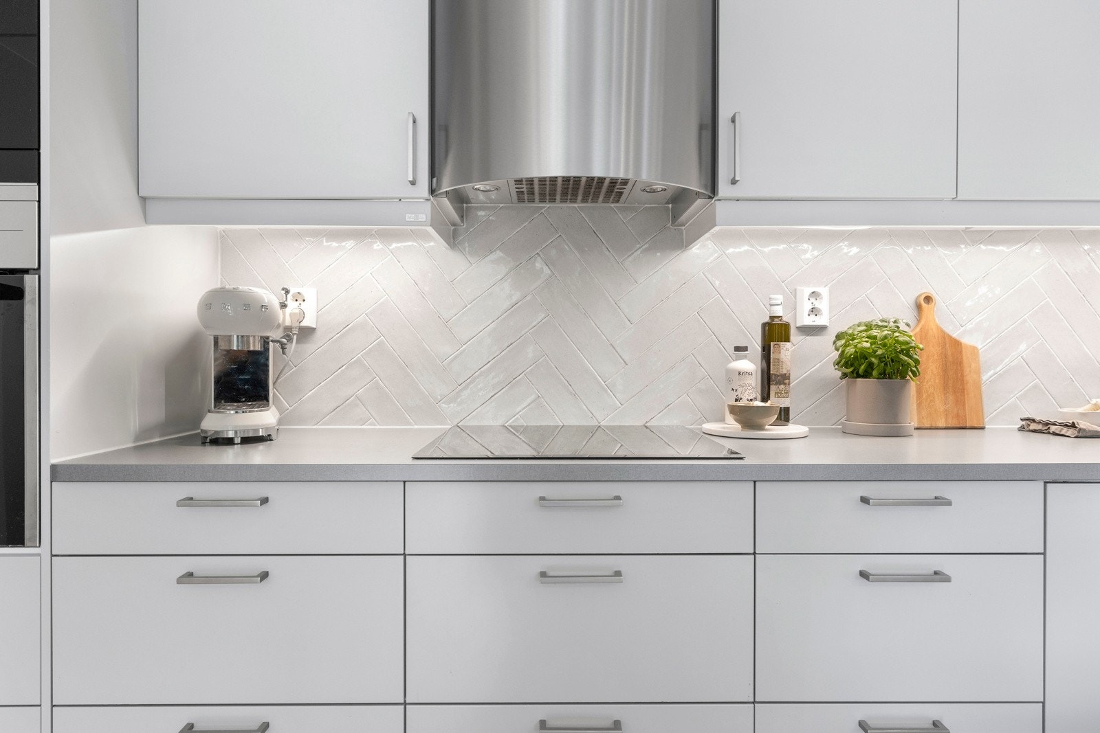 Her finner du integrerte hvitevarer: stekeovn, induksjonstopp, oppvaskmaskin, kjøl- og fryseskap samt mikrobølgeovn. Galleribilde