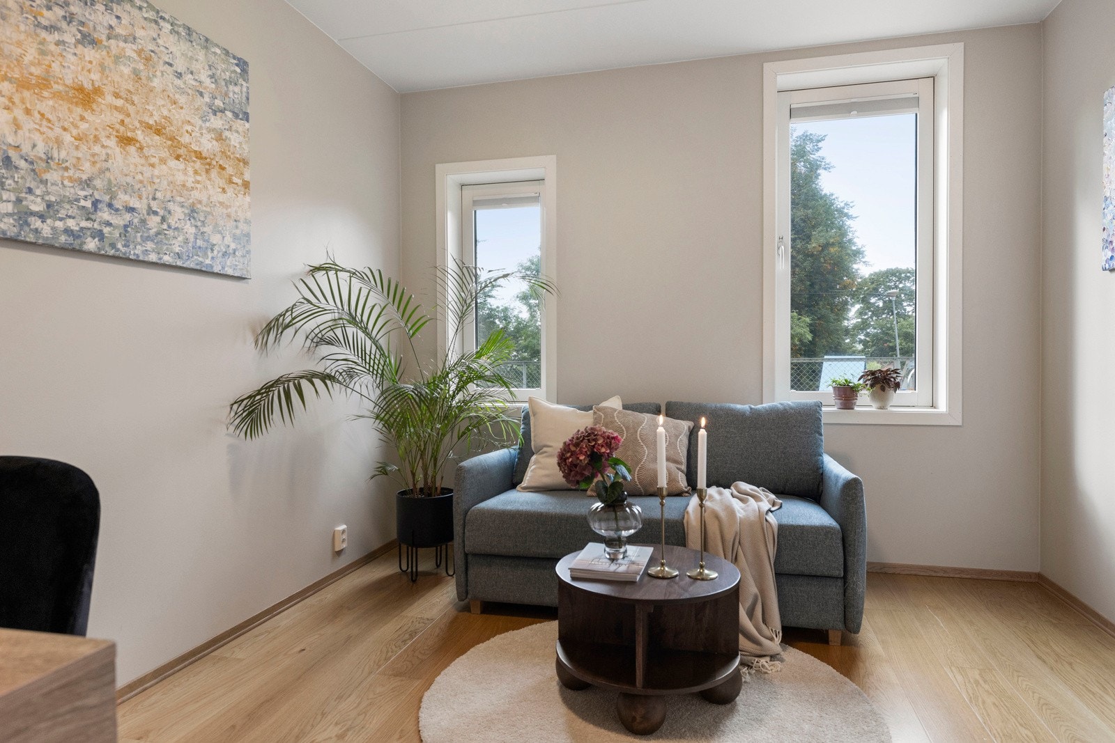 Rommet har plass til seng, garderobe og skrivebord, og egner seg godt som barnerom, gjesterom eller hjemmekontor. Galleribilde