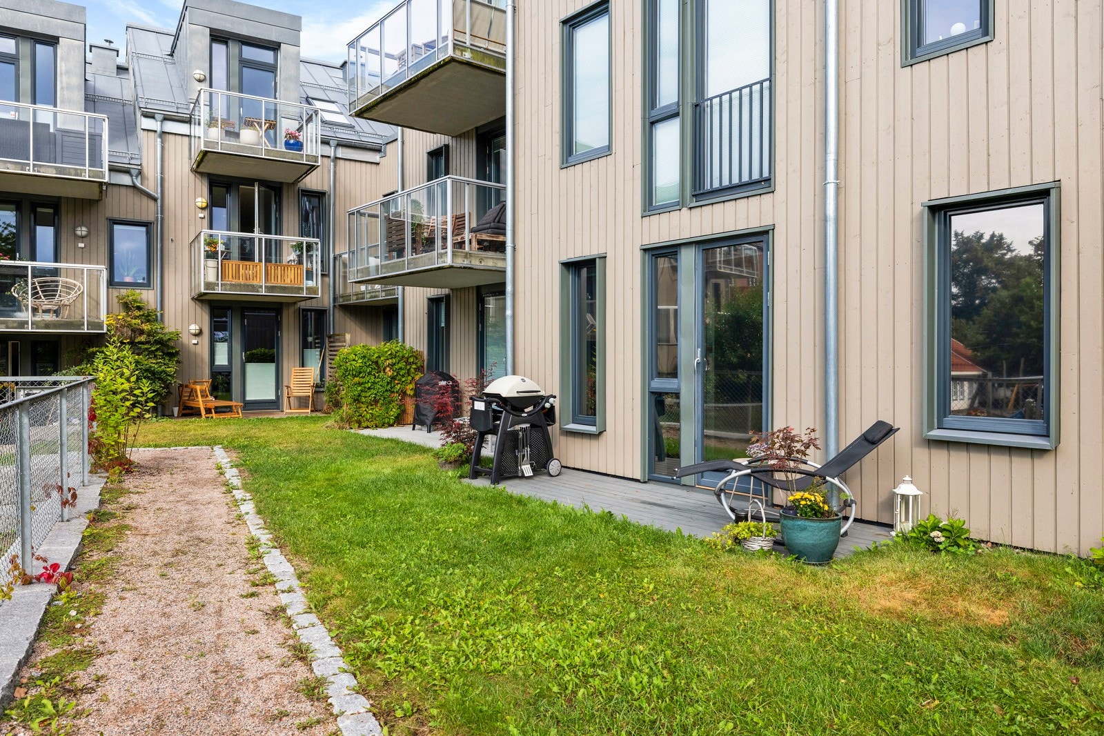 Fra hovedsoverommet har du utgang til en terrasse på ca. 6 kvm, også belagt med tregulv. Galleribilde