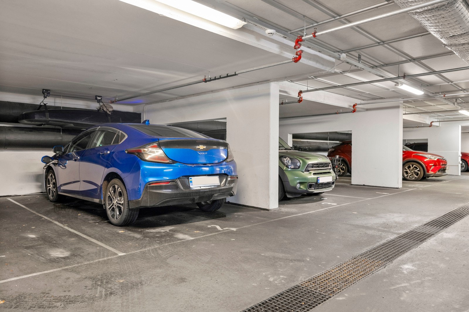 Med boligen følger en innendørs oppvarmet garasjeplass med lader til EL-bil i felles garasjekjeller. Galleribilde