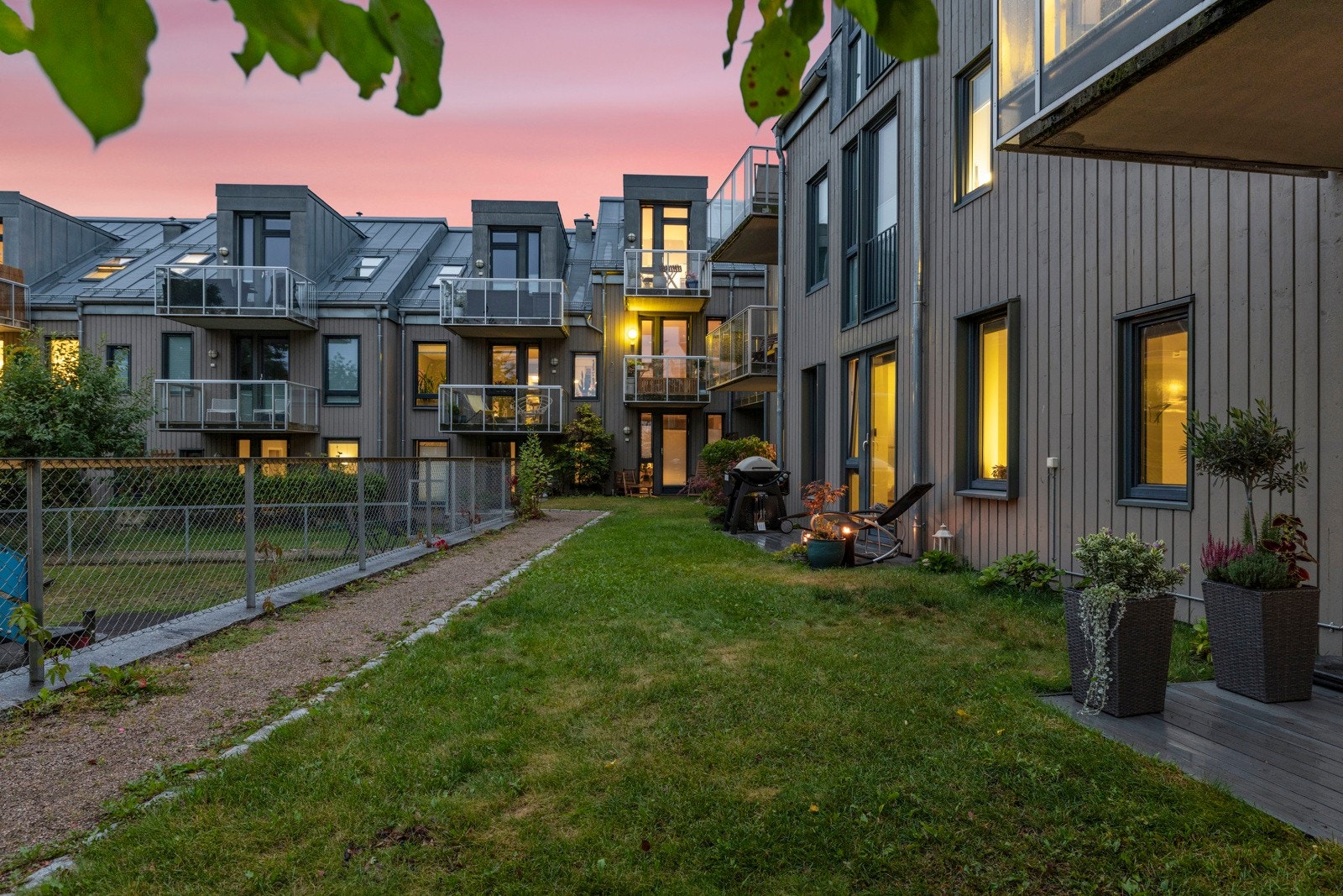 Området byr på det beste av begge verdener med sentral beliggenhet og gangavstand til alt du trenger i det daglige, samtidig som du er omringet av grønne friområder med Myraløkka og Akerselva som nærmeste nabo. Galleribilde