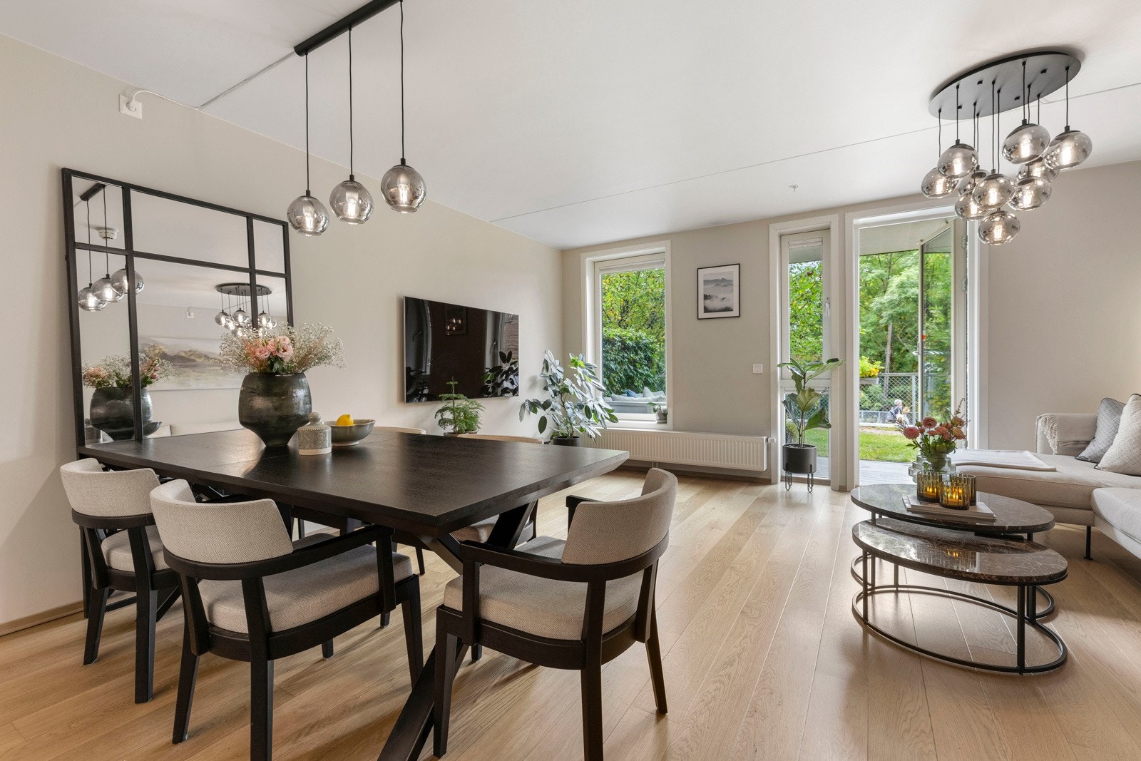 Her er det god plass til både sofagruppe og TV-løsning, samtidig som det er naturlig plassering for en spisestue tilknyttet kjøkkenet. Galleribilde