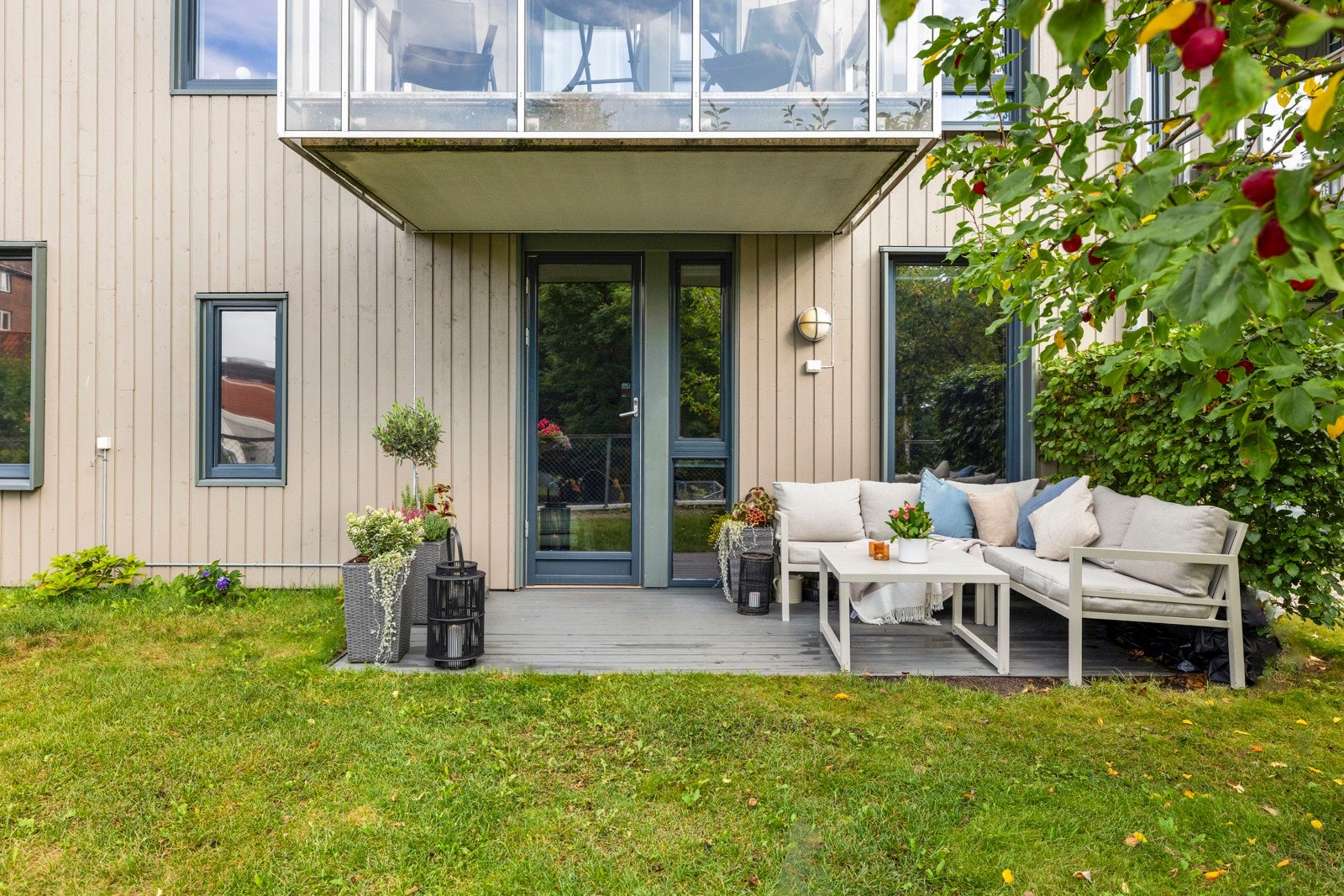 Terrassen har plass til sittegruppe, blomsterkrukker og grill - et perfekt sted for hyggelige stunder. Galleribilde