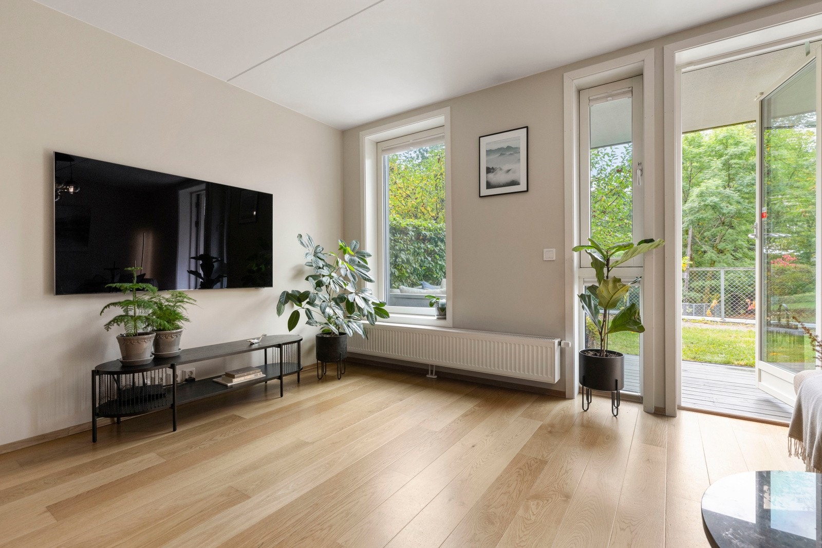 Fra stuen er det direkte utgang til terrasse, noe som gir en sømløs overgang mellom inne- og uteområdet. Galleribilde