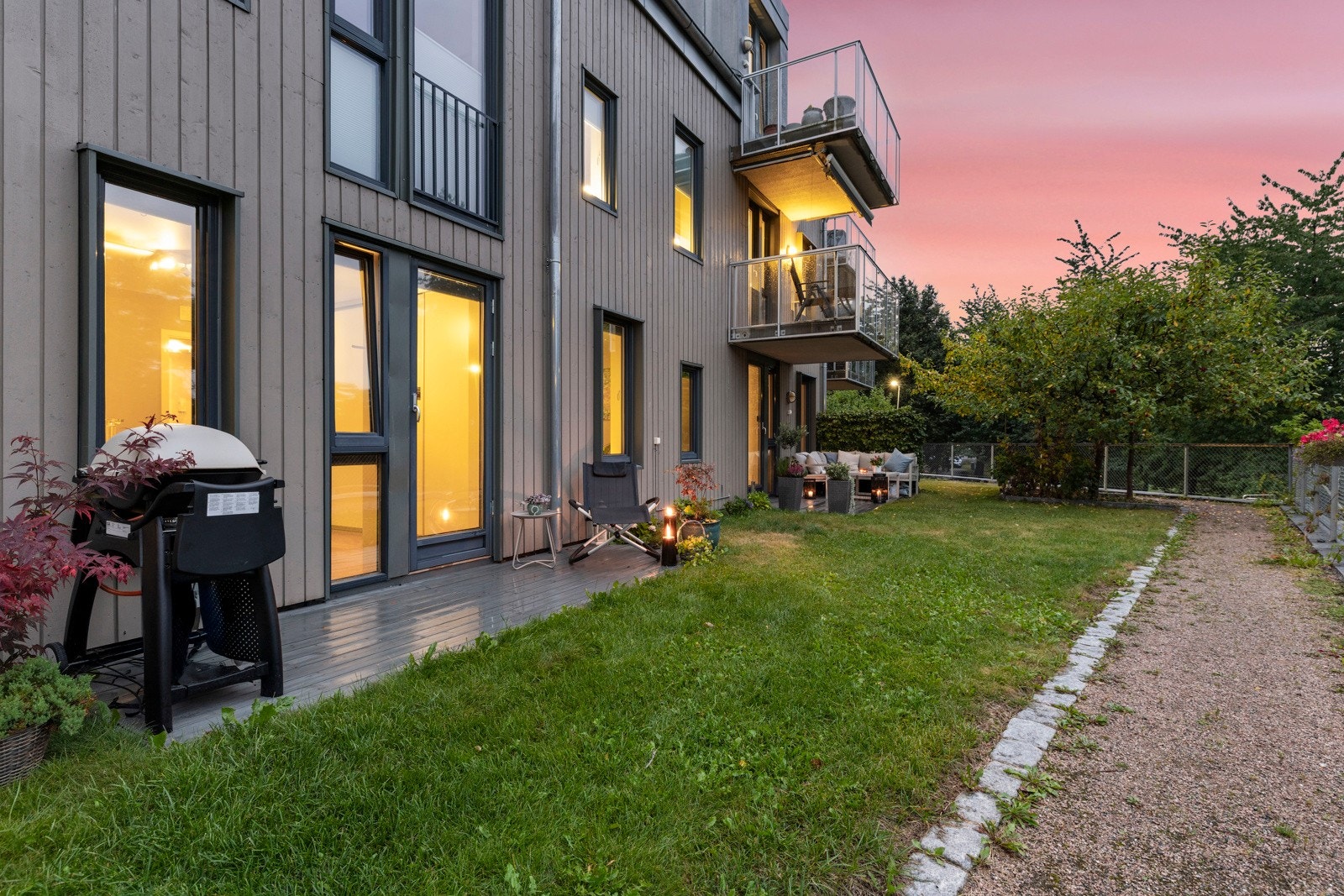 Sammen med den andre terrassen gir dette boligen en unik utefølelse som minner om rekkehus. Galleribilde