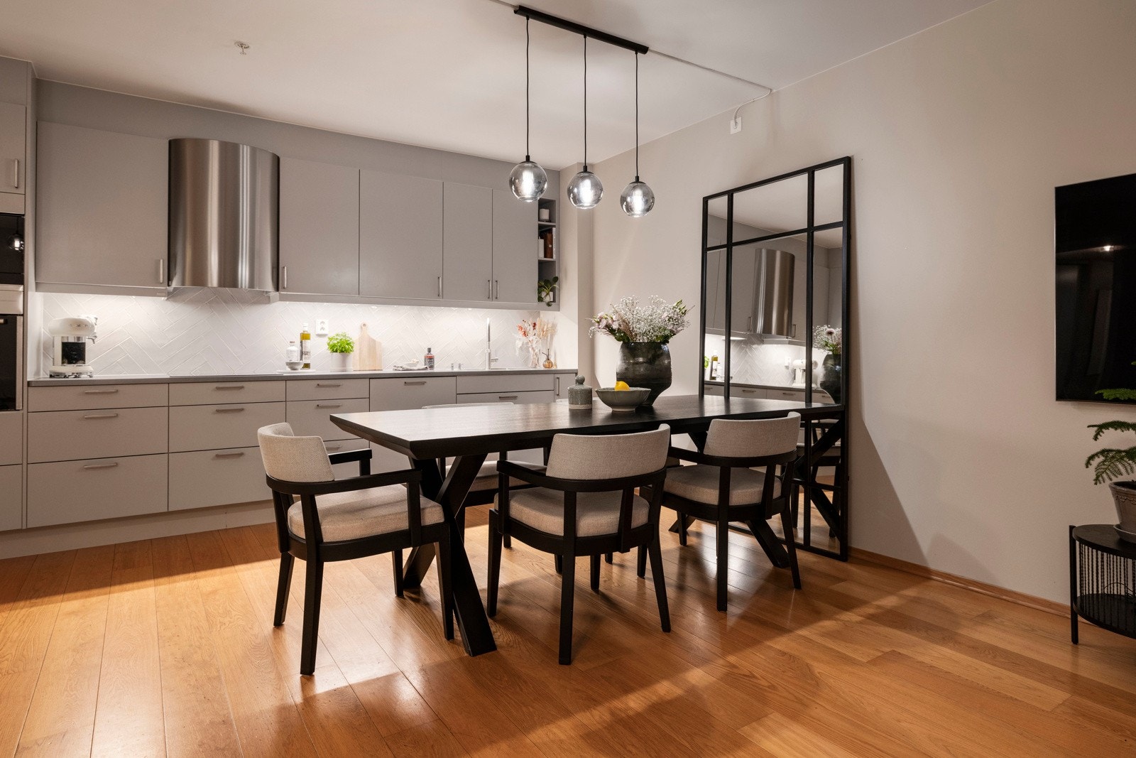 Boligen er en totalpakke; vi snakker hjørneleilighet med høy standard, to gode soverom, to solrike markterrasser med frodig utsikt, garasjeplass og heisadkomst til boligen. Galleribilde