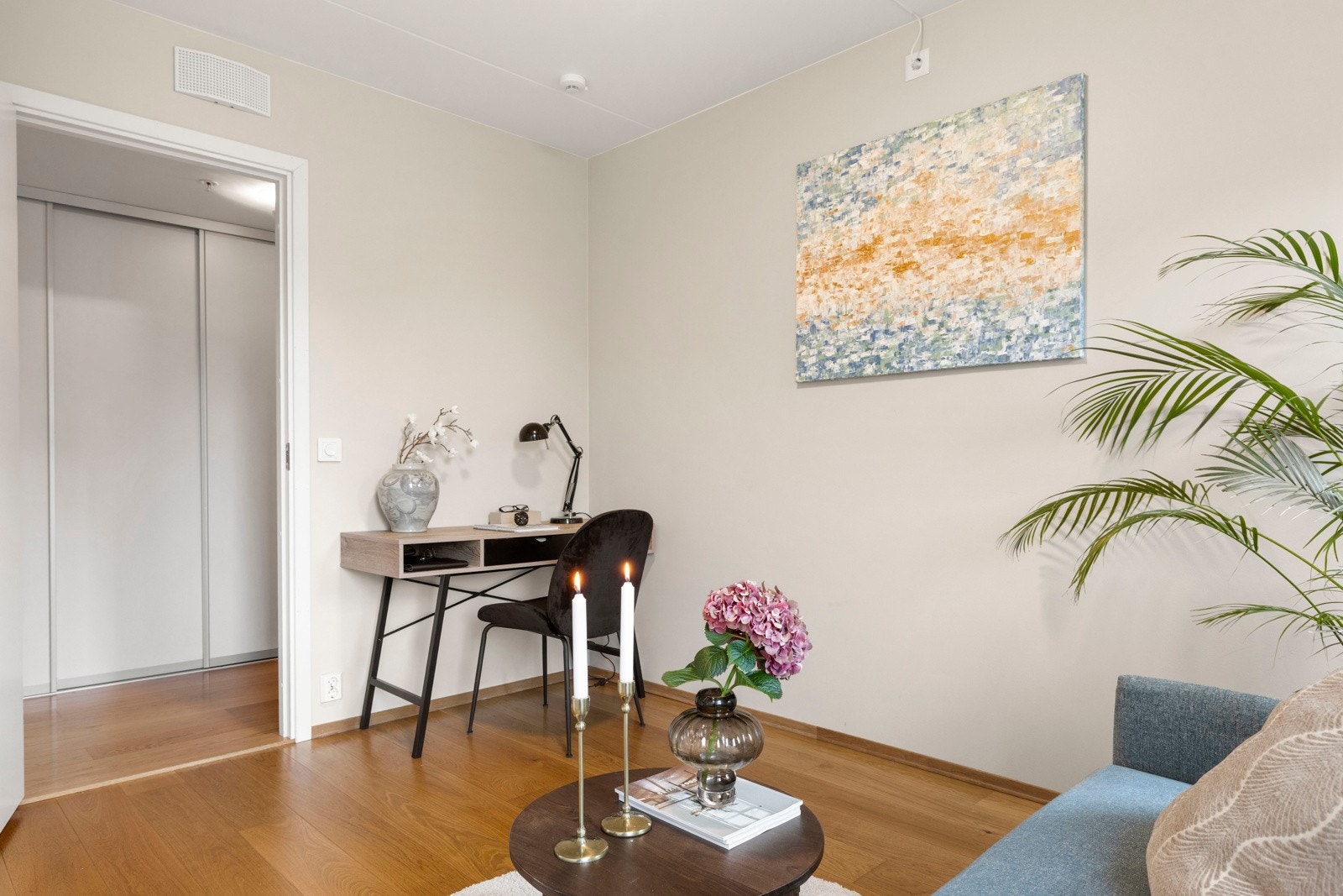 Lyse vegger og gode vindusflater gjør at rommet oppleves lyst og innbydende. Galleribilde