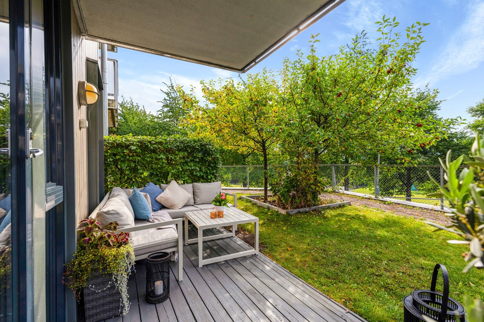 Her kan du nyte frokosten i sommervarmen eller slappe av med en bok. Galleribilde