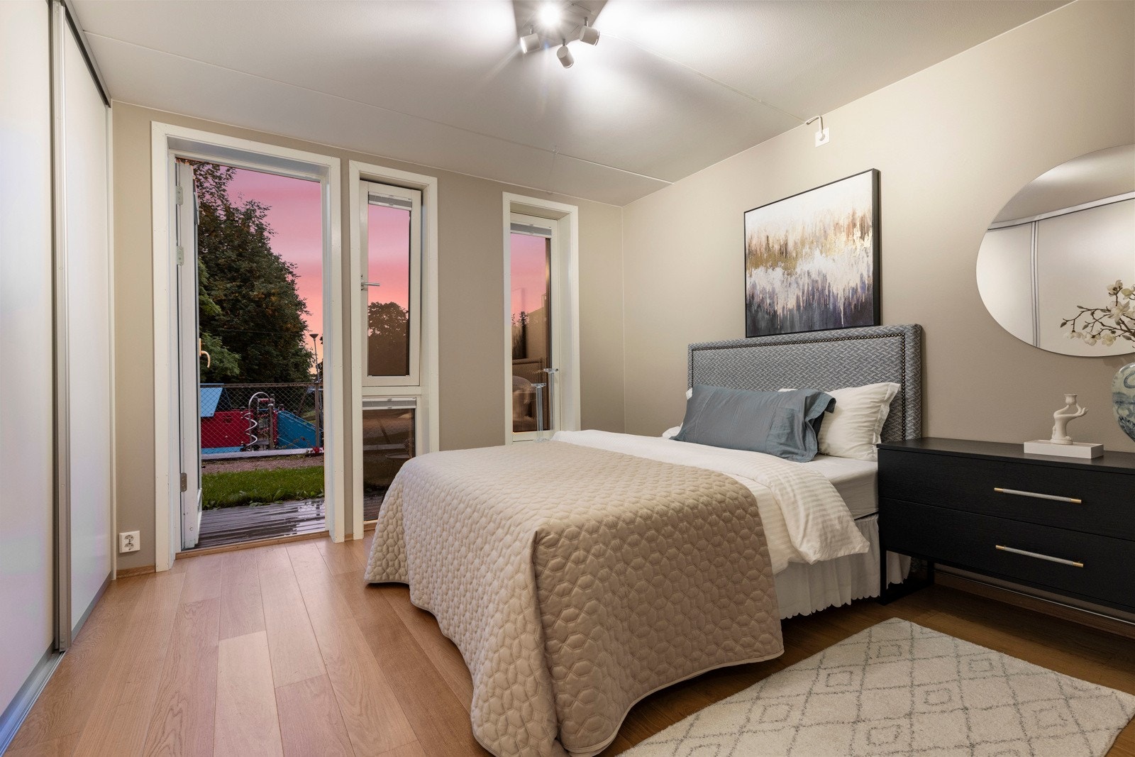 Herfra er det også direkte utgang til en privat terrasse, som gir en deilig forlengelse av rommet og mulighet for å starte dagen ute med en kopp kaffe. Galleribilde