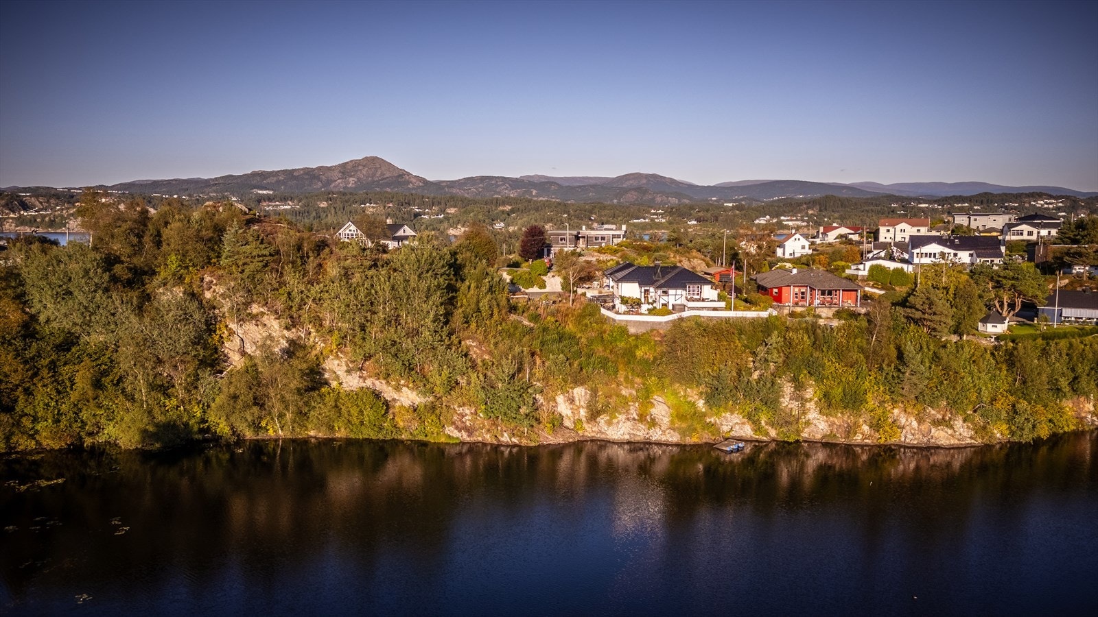 Med sin strålende beliggenhet, fantastiske utsikt og korte vei til det meste er dette en mulighet du absolutt ikke vil gå glipp av! Galleribilde