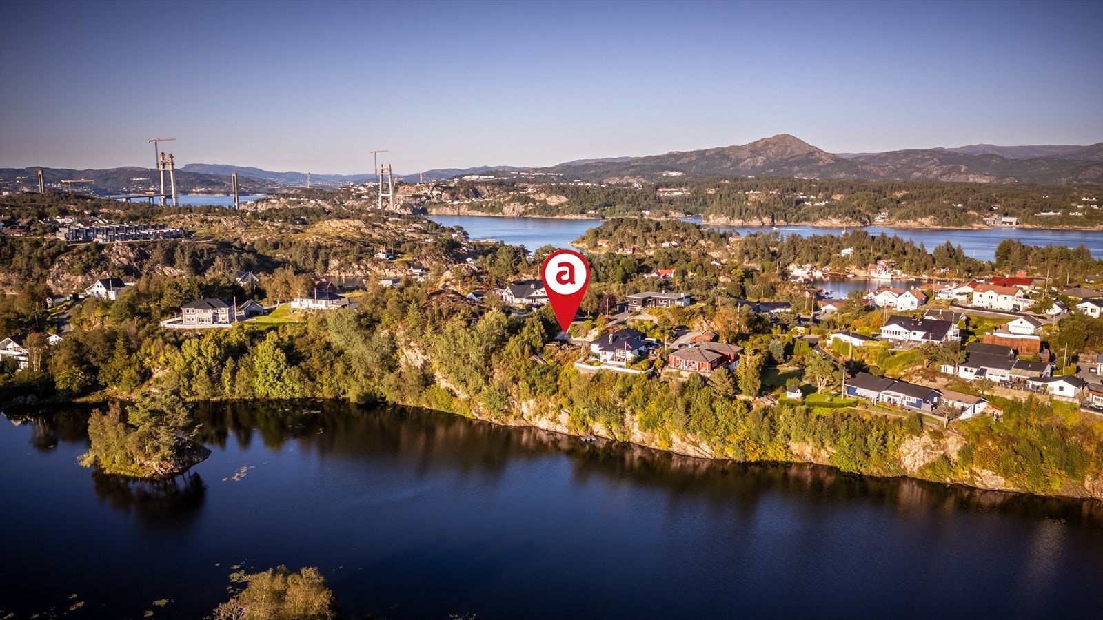 Tomten er også et ypperlig valg for den som måtte pendle i henhold til Sotrasambandet. Galleribilde