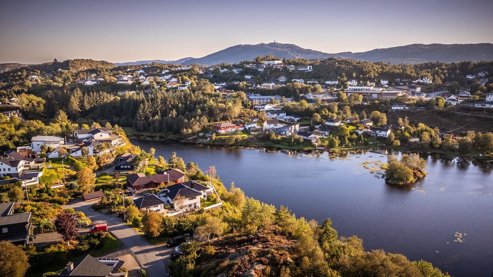 Med sin naturlige skjønnhet, maritime omgivelser, panorama utsikt og solrike forhold kan denne muligheten tilpasses deg og ditt behov! Galleribilde