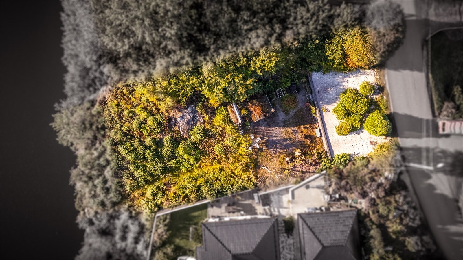 Tomten har en fantastisk beliggenhet med flott utsikt ut over Arefjordvannet. Galleribilde