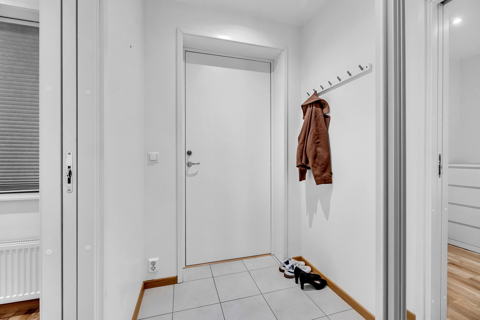 Velkommen inn! I entréen er det en vannbåren varme Galleribilde