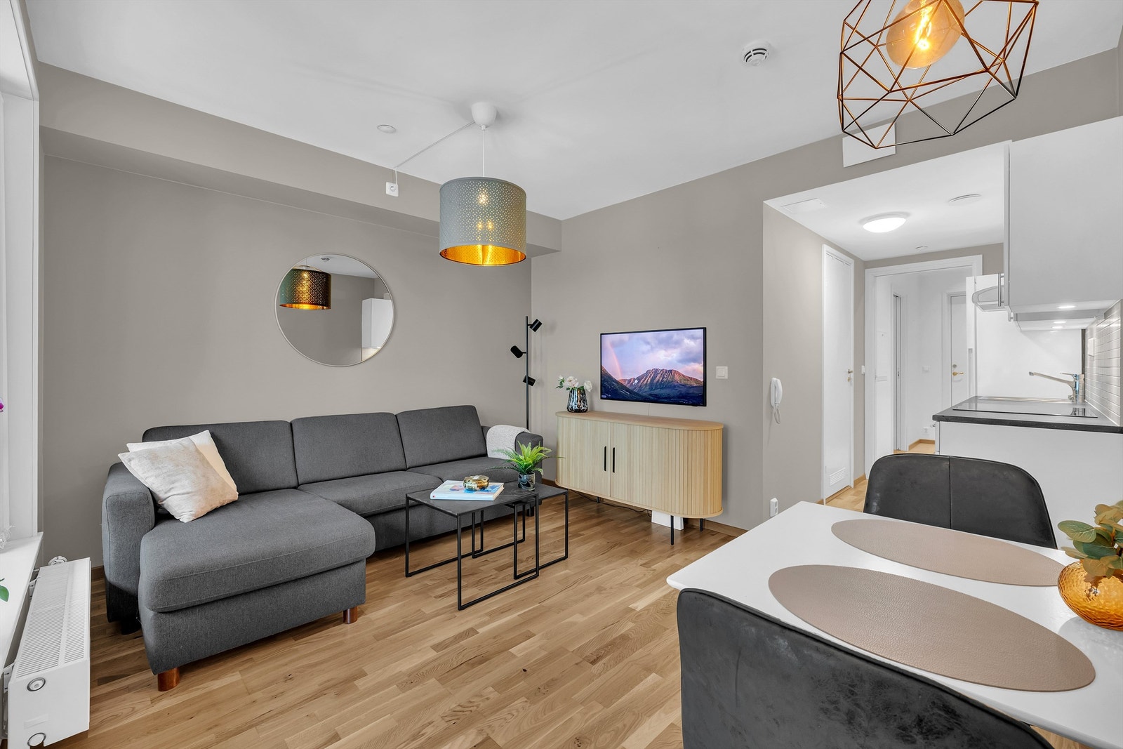 Flott 2-roms selveierleilighet sentralt på Åråsen. Romslig stue med god plass til sofa og spisebord Galleribilde