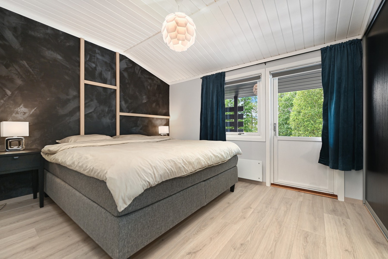 Hovedsoverommet har god plass dobbelseng og plass til oppbevaring av klær i skyvedørsgarderobe. Galleribilde