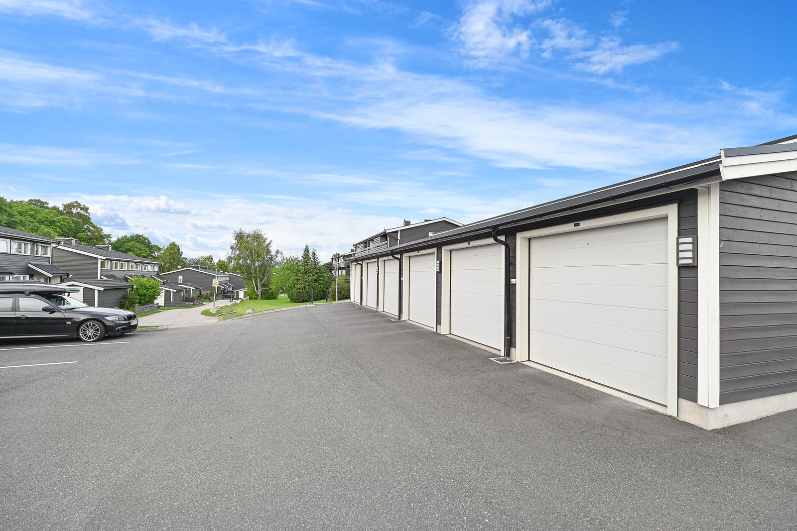 Boligen disponerer garasjeplass i felles garasjerekke.
Det er montert leid El-billader på garasjeplassen til leiligheten. Denne leies gjennom Elaway og kan overtas dette om ønskelig Galleribilde