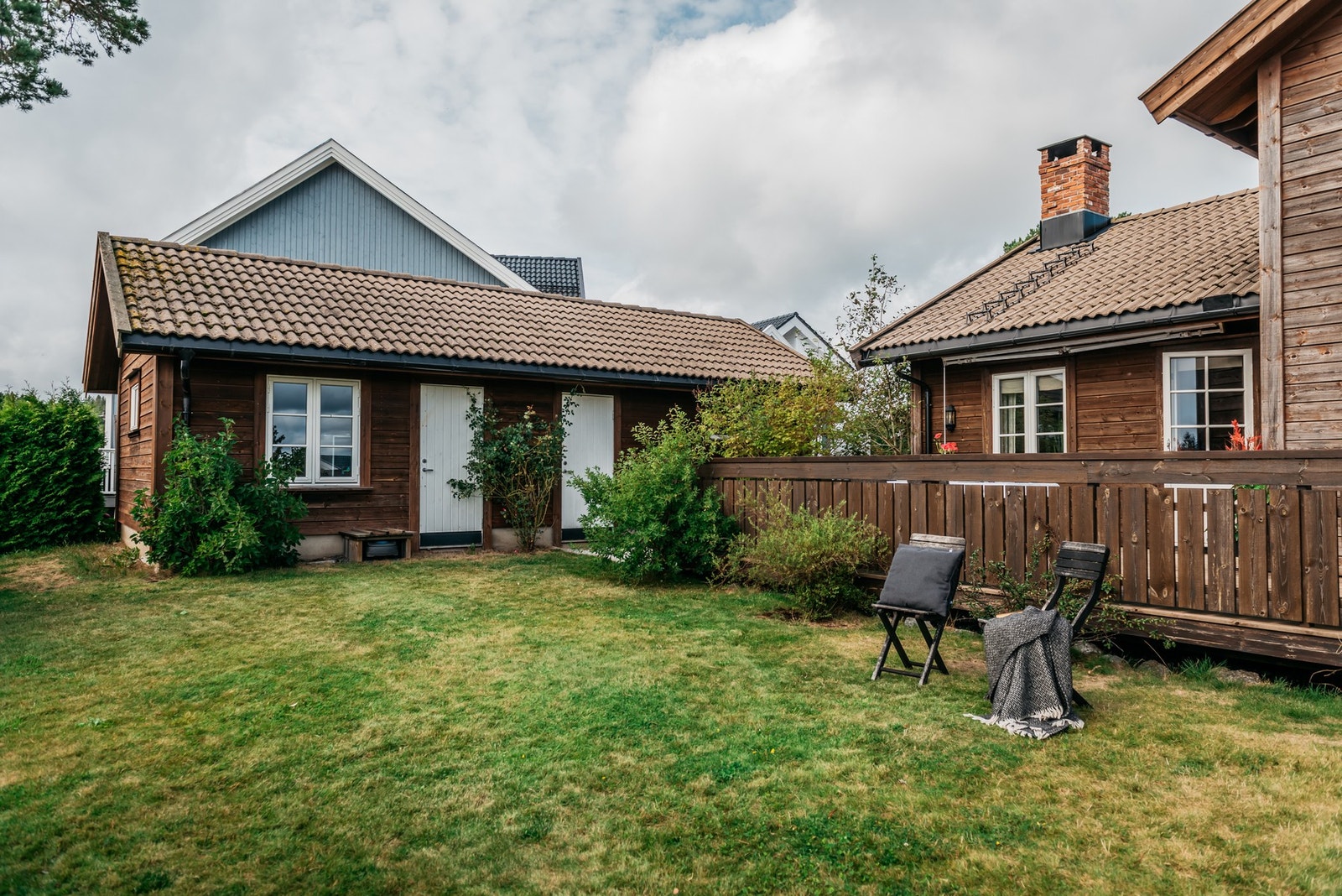 Nydelig uteområde på eiendommen. Her ser vi også bod/verksted som er et isolert rom i forlengelsen av garasjen. Galleribilde