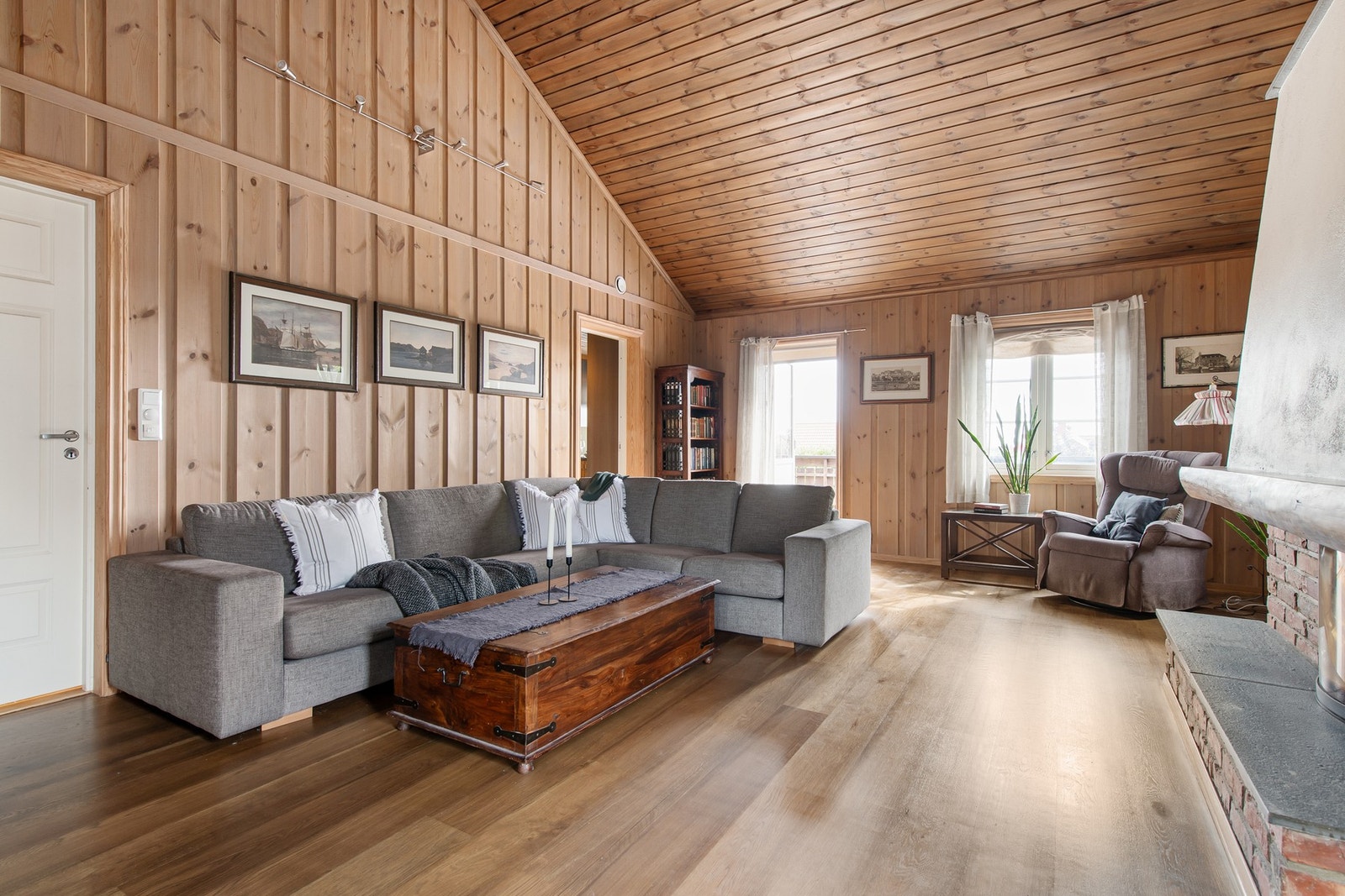 Det er gulvvarme i hele 1.etg. I tillegg er det laget slik at varmen fra peisen gjenvinnes. Galleribilde