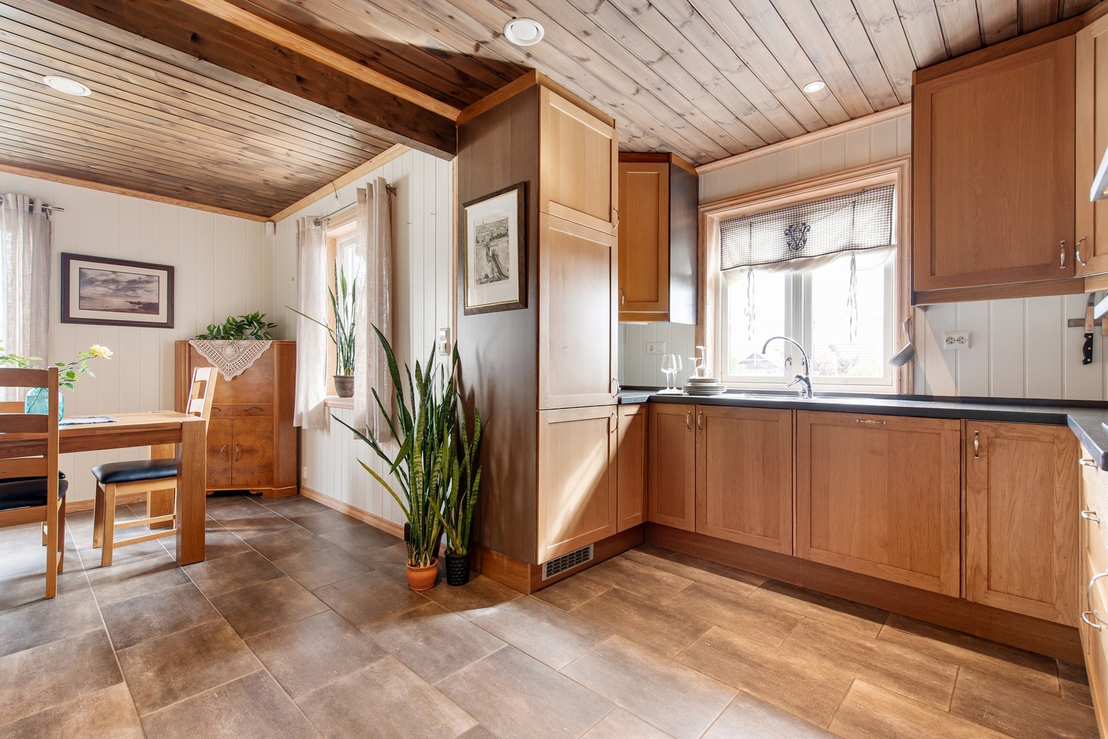 På gulv er det fliser og varmekabler. Galleribilde